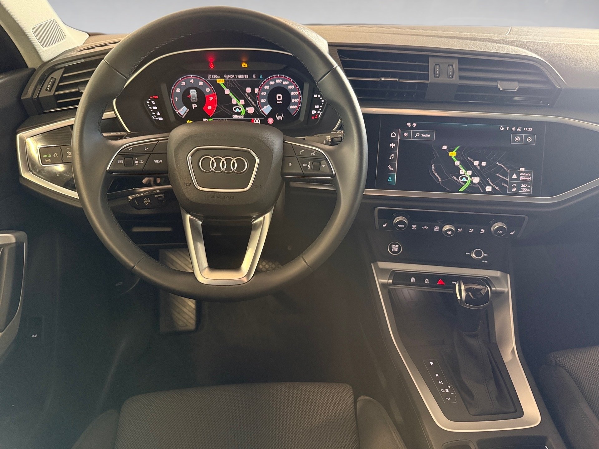Q3 35 TFSI advanced S-tronic AHK LED Navi ACC LM