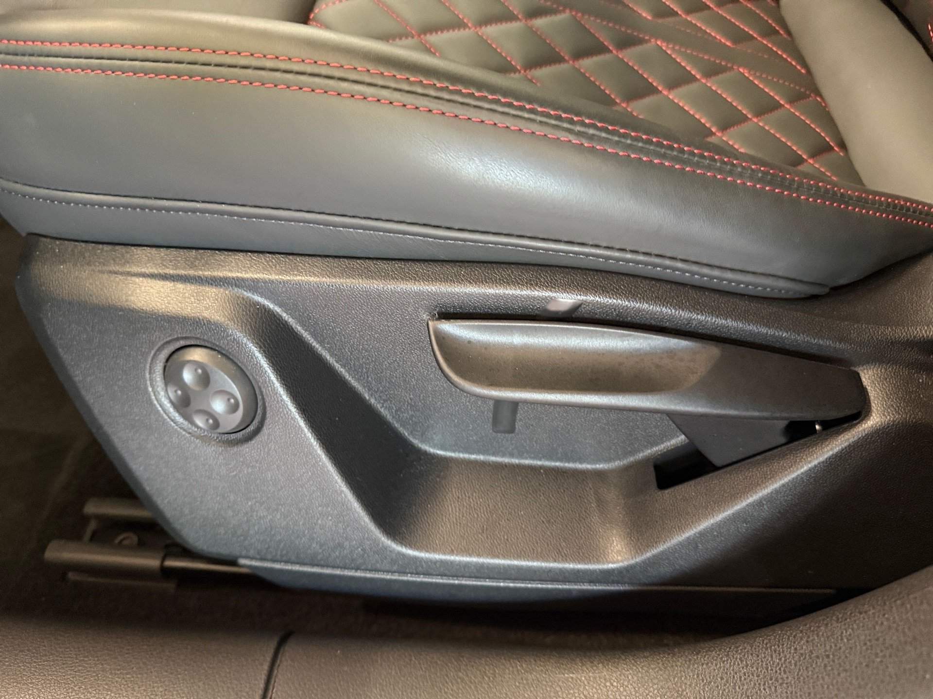Q2 35 TFSI S line S-tronic AHK Navi ACC RFK Leder