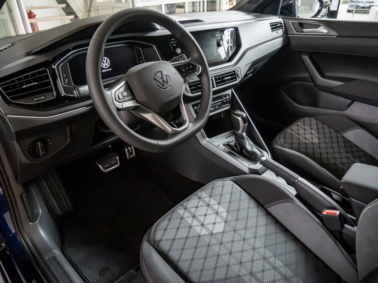 Taigo R-LINE TSI DSG+ALU 18+AHK+LED-MATRIX+TRAVEL ASSIST+KLIMA+APP CONNECT