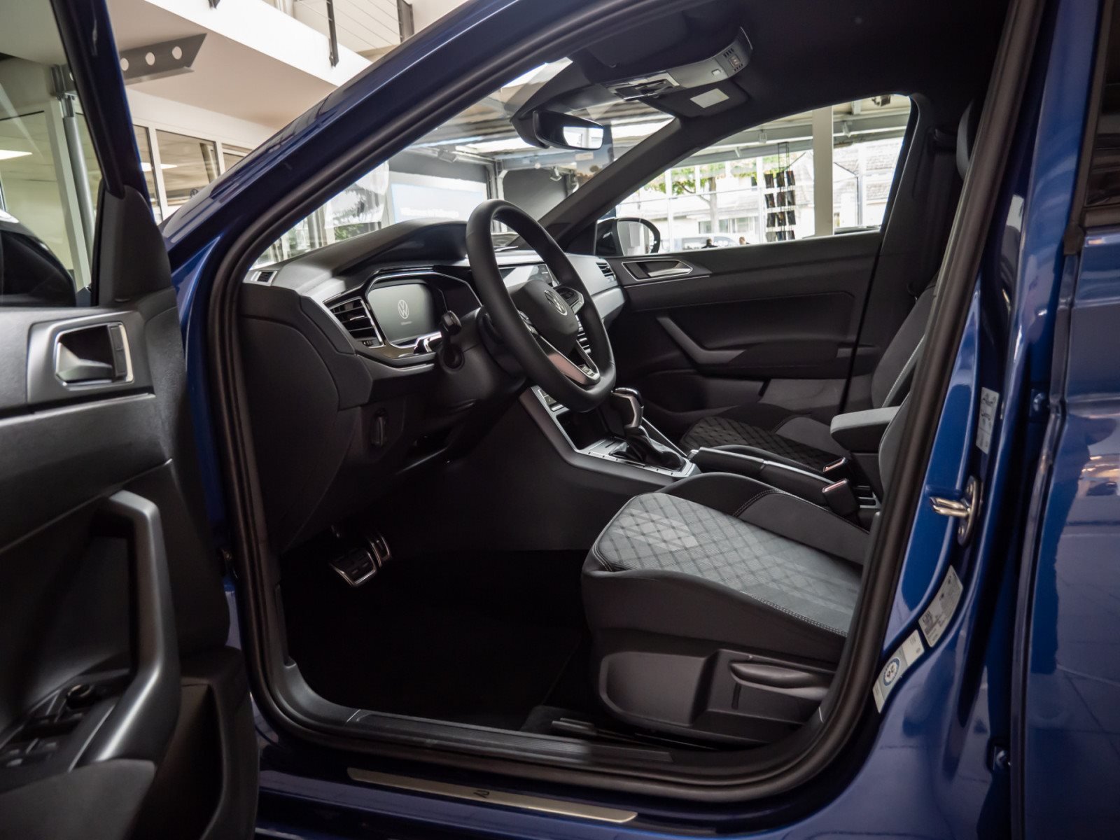 Taigo R-LINE TSI DSG+ALU 18+AHK+LED-MATRIX+TRAVEL ASSIST+KLIMA+APP CONNECT