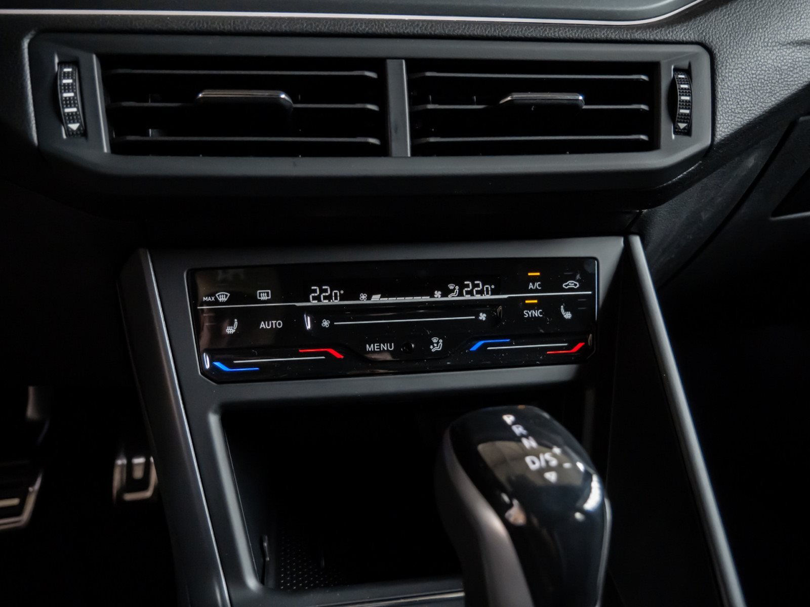 Taigo R-LINE TSI DSG+ALU 18+AHK+LED-MATRIX+TRAVEL ASSIST+KLIMA+APP CONNECT