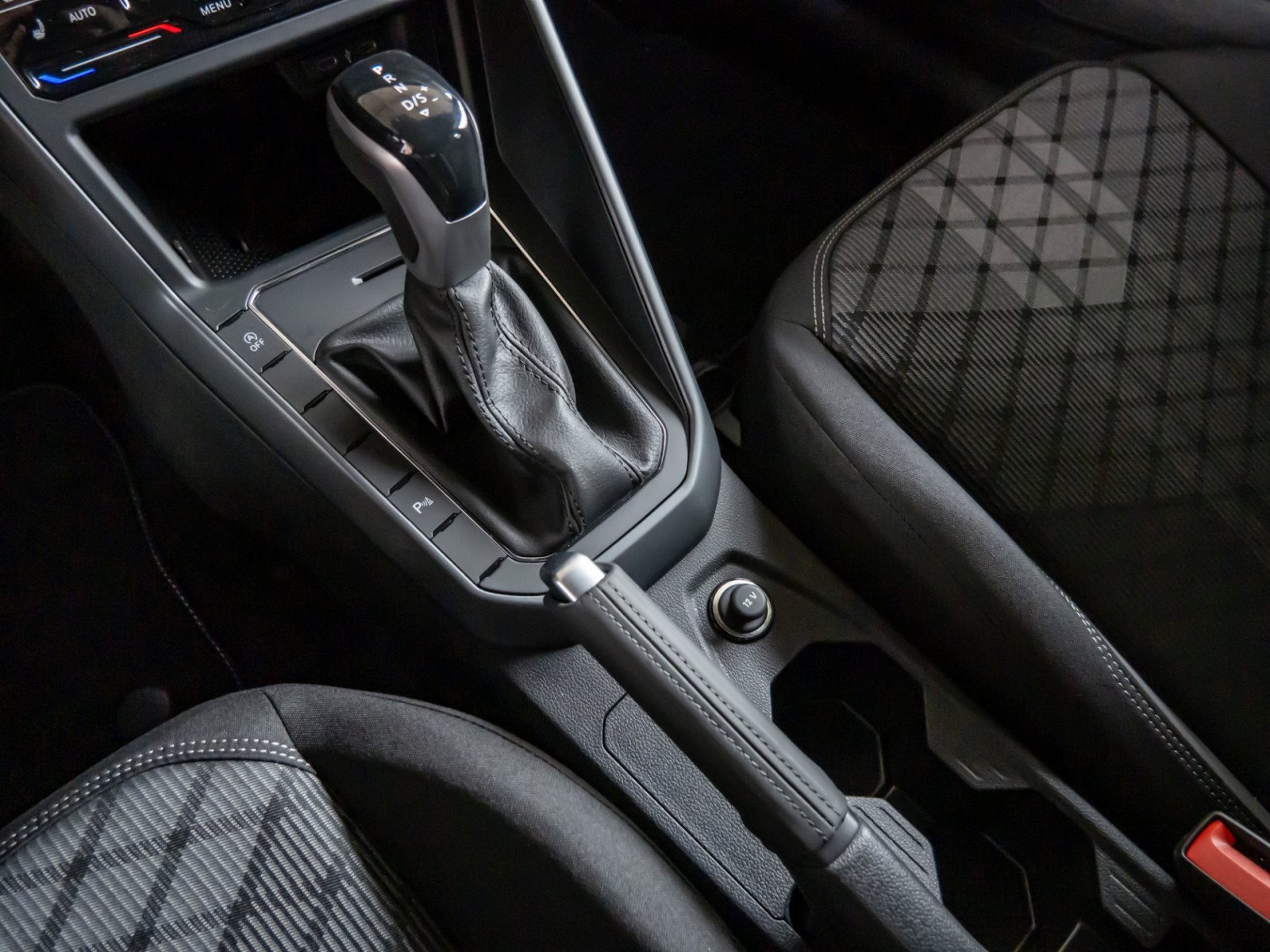 Taigo R-LINE TSI DSG+ALU 18+AHK+LED-MATRIX+TRAVEL ASSIST+KLIMA+APP CONNECT