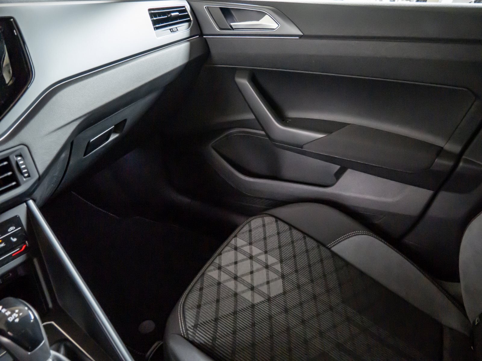 Taigo R-LINE TSI DSG+ALU 18+AHK+LED-MATRIX+TRAVEL ASSIST+KLIMA+APP CONNECT