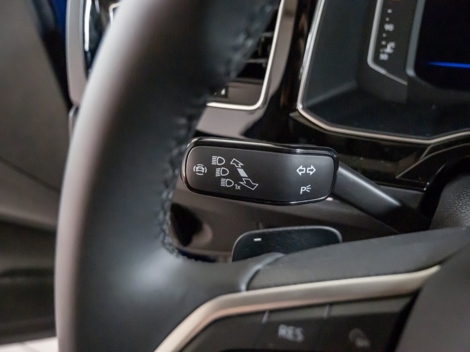 Taigo R-LINE TSI DSG+ALU 18+AHK+LED-MATRIX+TRAVEL ASSIST+KLIMA+APP CONNECT