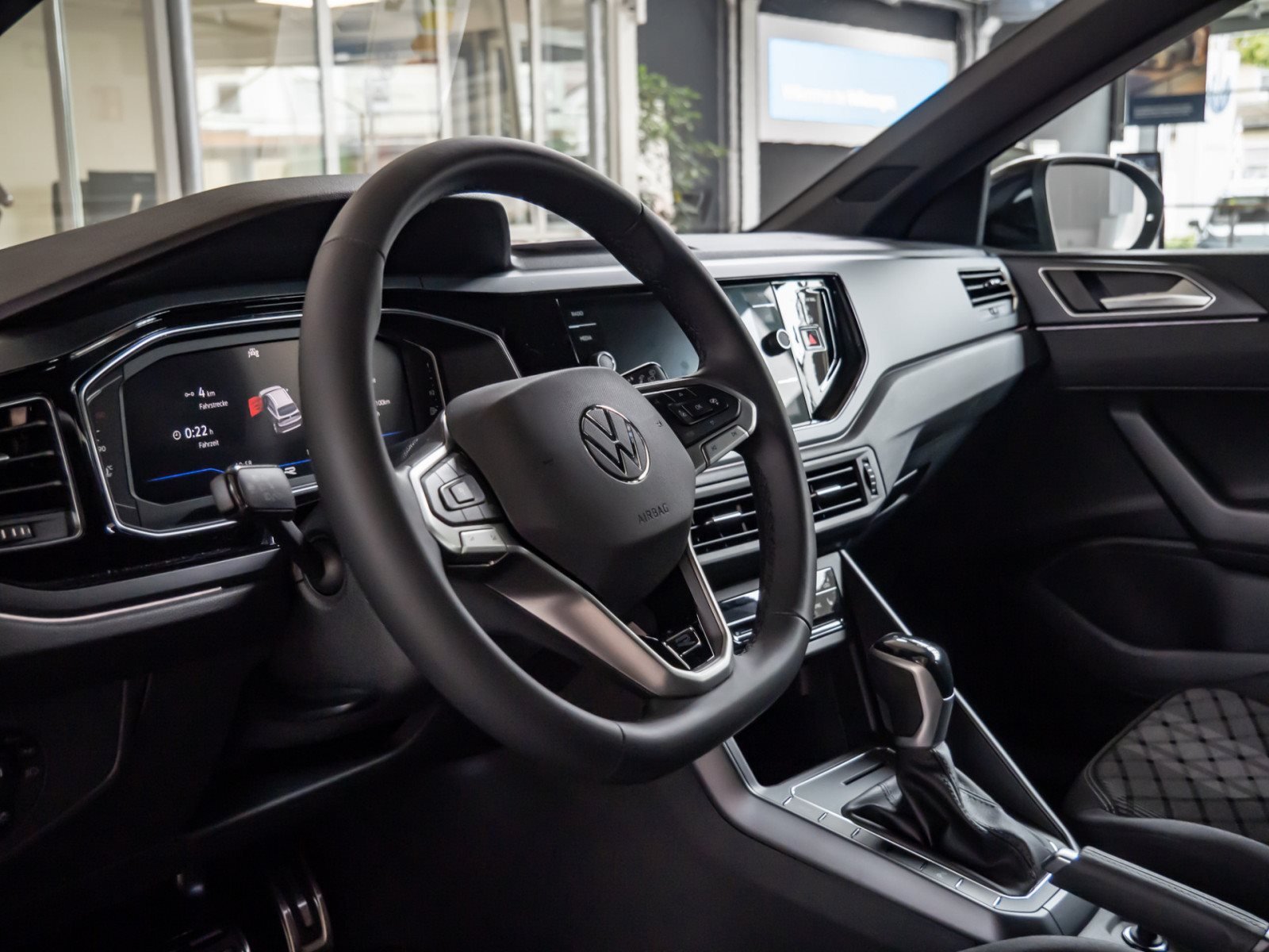 Taigo R-LINE TSI DSG+ALU 18+AHK+LED-MATRIX+TRAVEL ASSIST+KLIMA+APP CONNECT