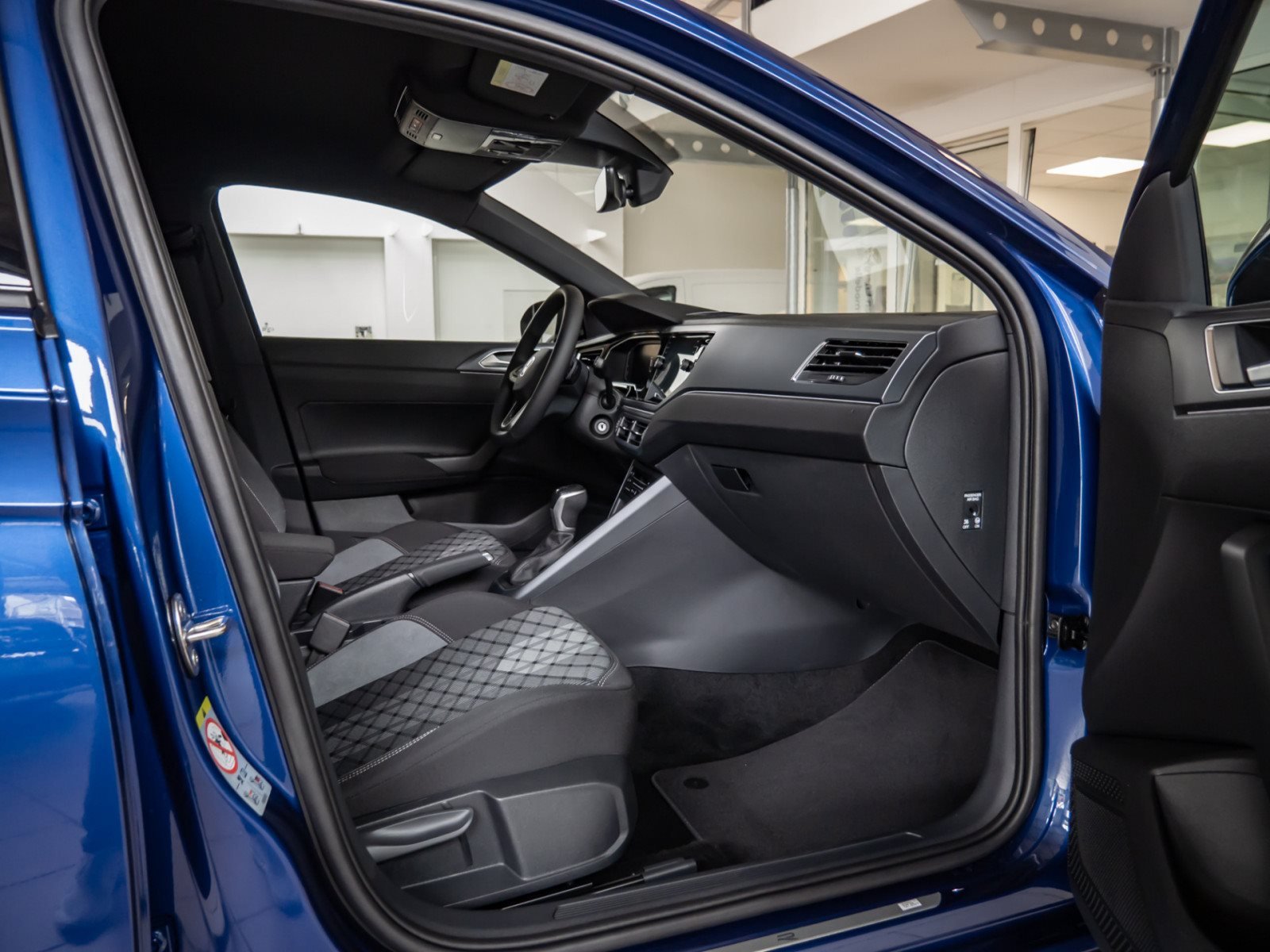 Taigo R-LINE TSI DSG+ALU 18+AHK+LED-MATRIX+TRAVEL ASSIST+KLIMA+APP CONNECT