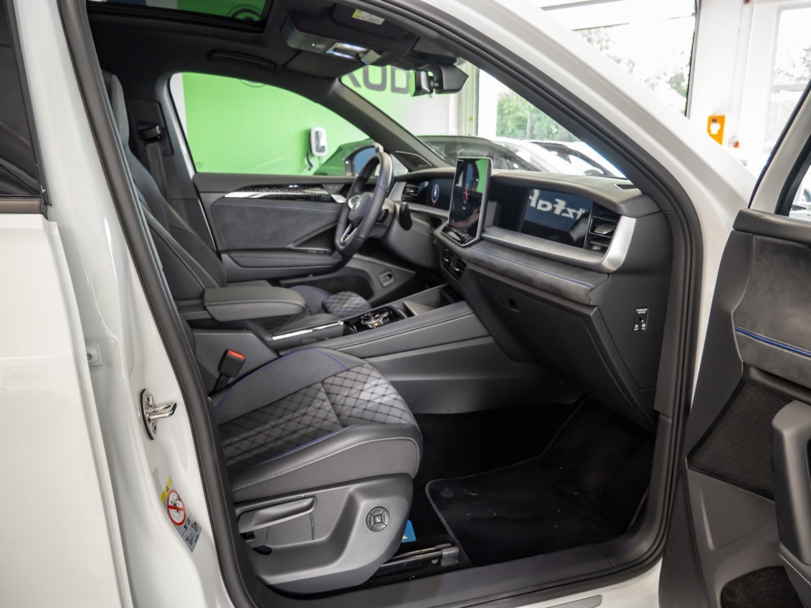 Tayron R-LINE TDI 4MOTION DSG+ALU 20+DCC PRO+HUD+PANO+LED-MATRIX+360°KAMERA