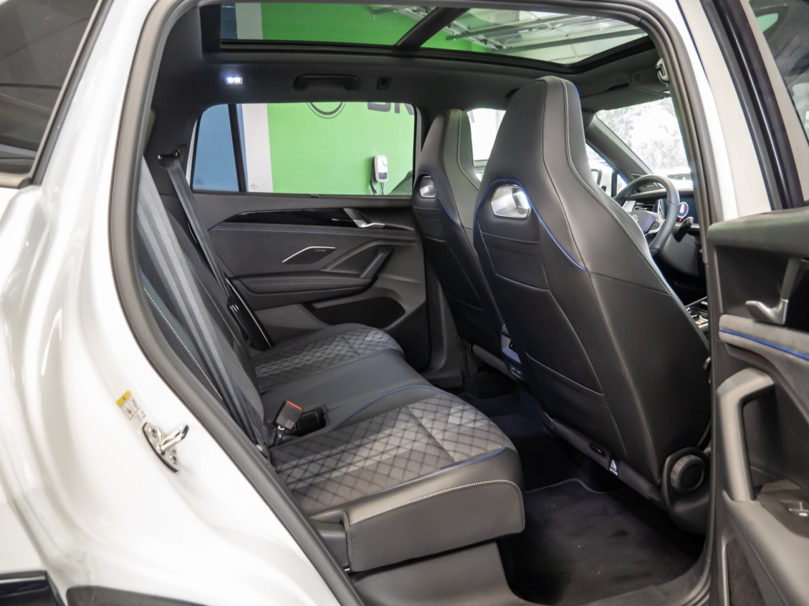 Tayron R-LINE TDI 4MOTION DSG+ALU 20+DCC PRO+HUD+PANO+LED-MATRIX+360°KAMERA