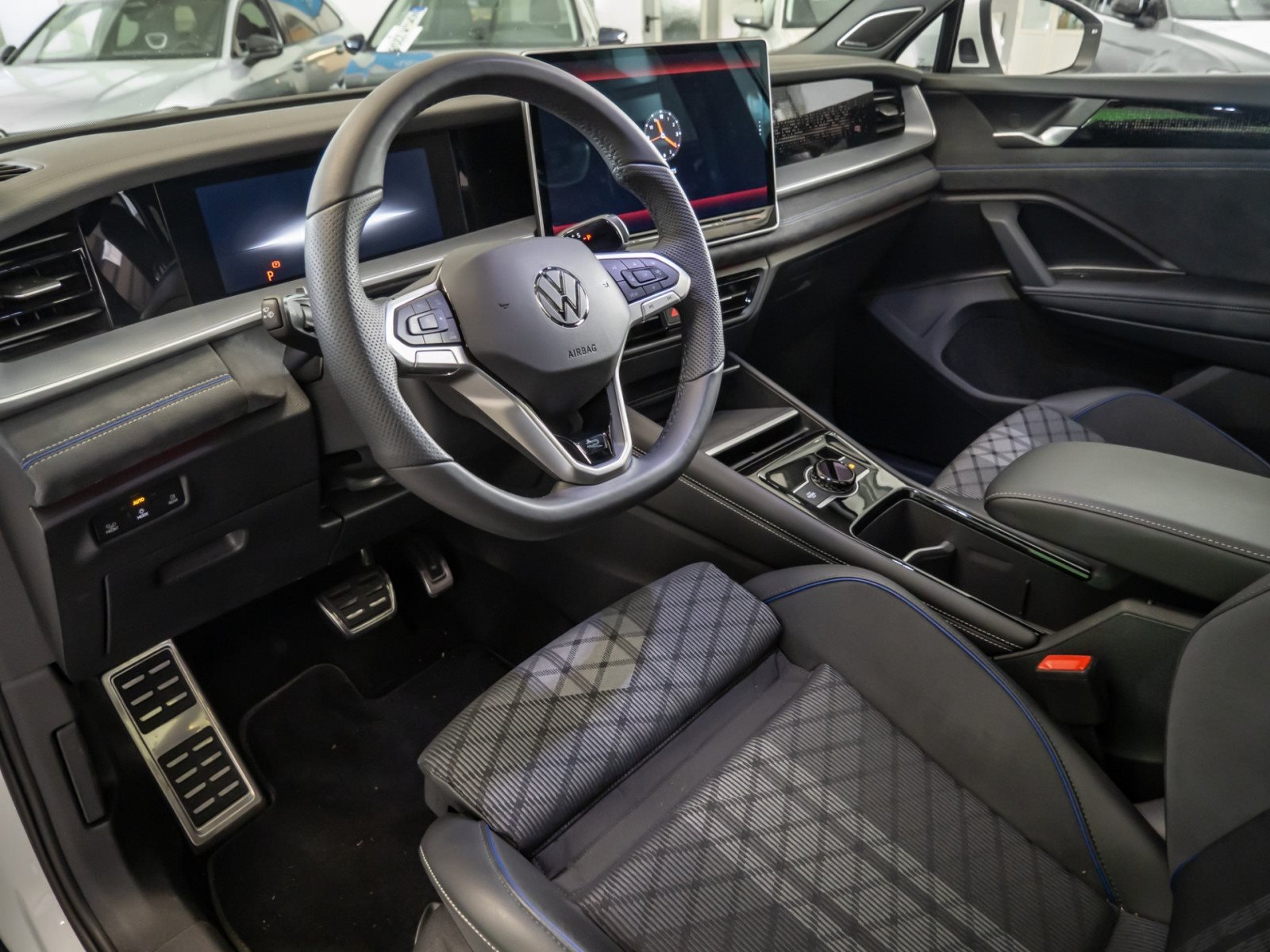 Tayron R-LINE TDI 4MOTION DSG+ALU 20+DCC PRO+HUD+PANO+LED-MATRIX+360°KAMERA