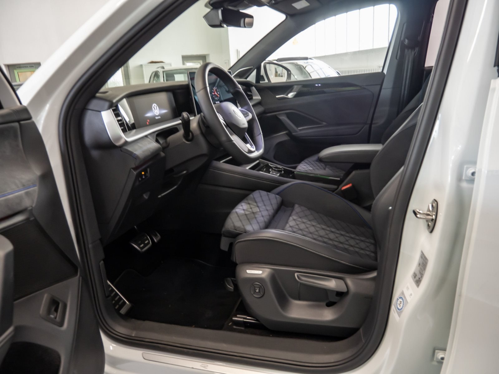 Tayron R-LINE TDI 4MOTION DSG+ALU 20+DCC PRO+HUD+PANO+LED-MATRIX+360°KAMERA