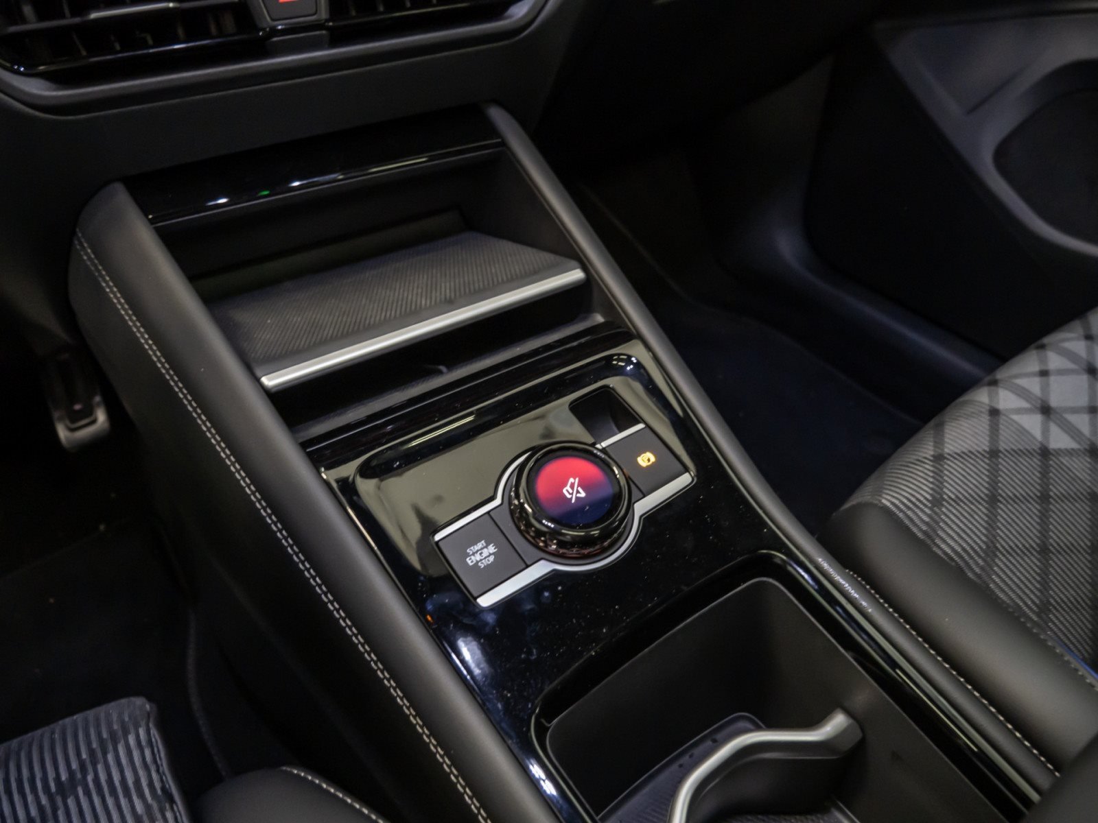 Tayron R-LINE TDI 4MOTION DSG+ALU 20+DCC PRO+HUD+PANO+LED-MATRIX+360°KAMERA