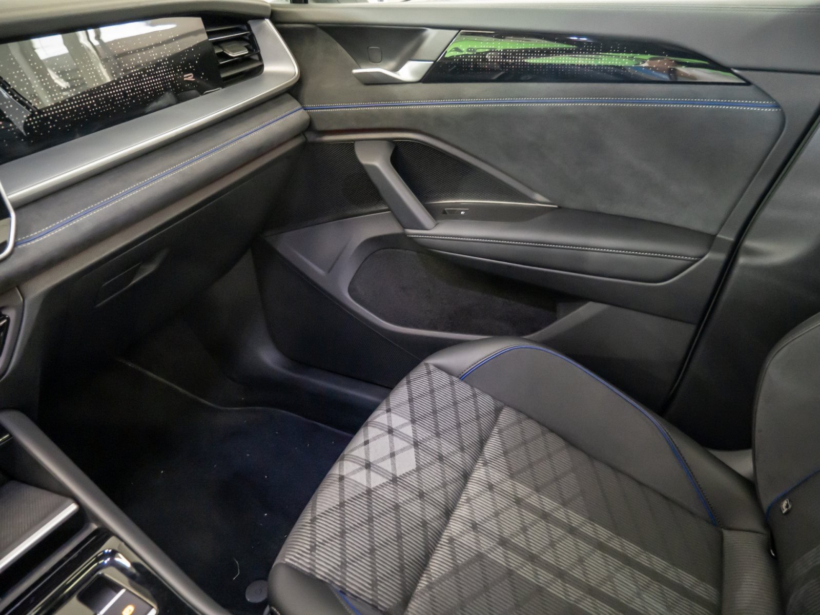 Tayron R-LINE TDI 4MOTION DSG+ALU 20+DCC PRO+HUD+PANO+LED-MATRIX+360°KAMERA