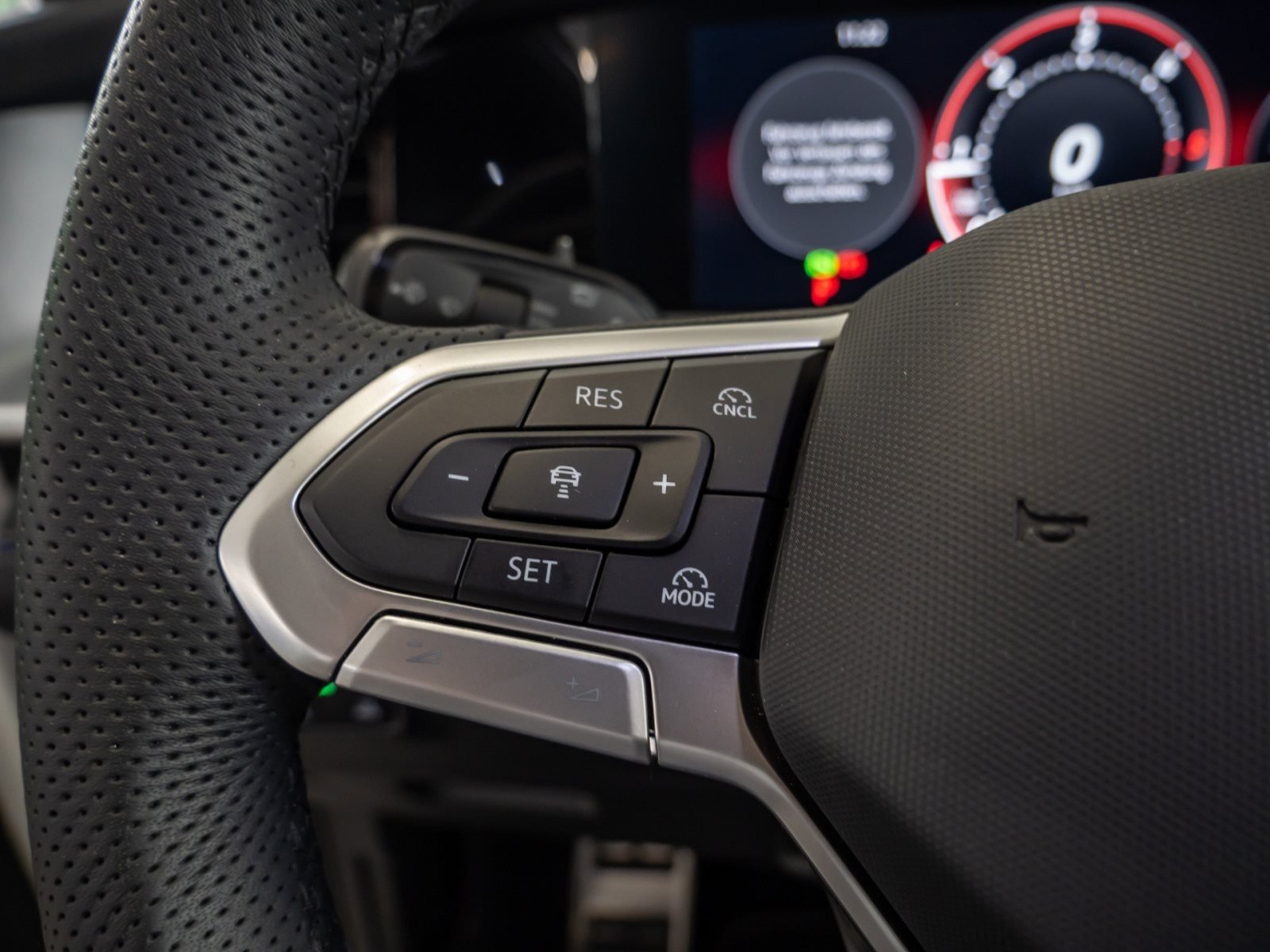 Tayron R-LINE TDI 4MOTION DSG+ALU 20+DCC PRO+HUD+PANO+LED-MATRIX+360°KAMERA