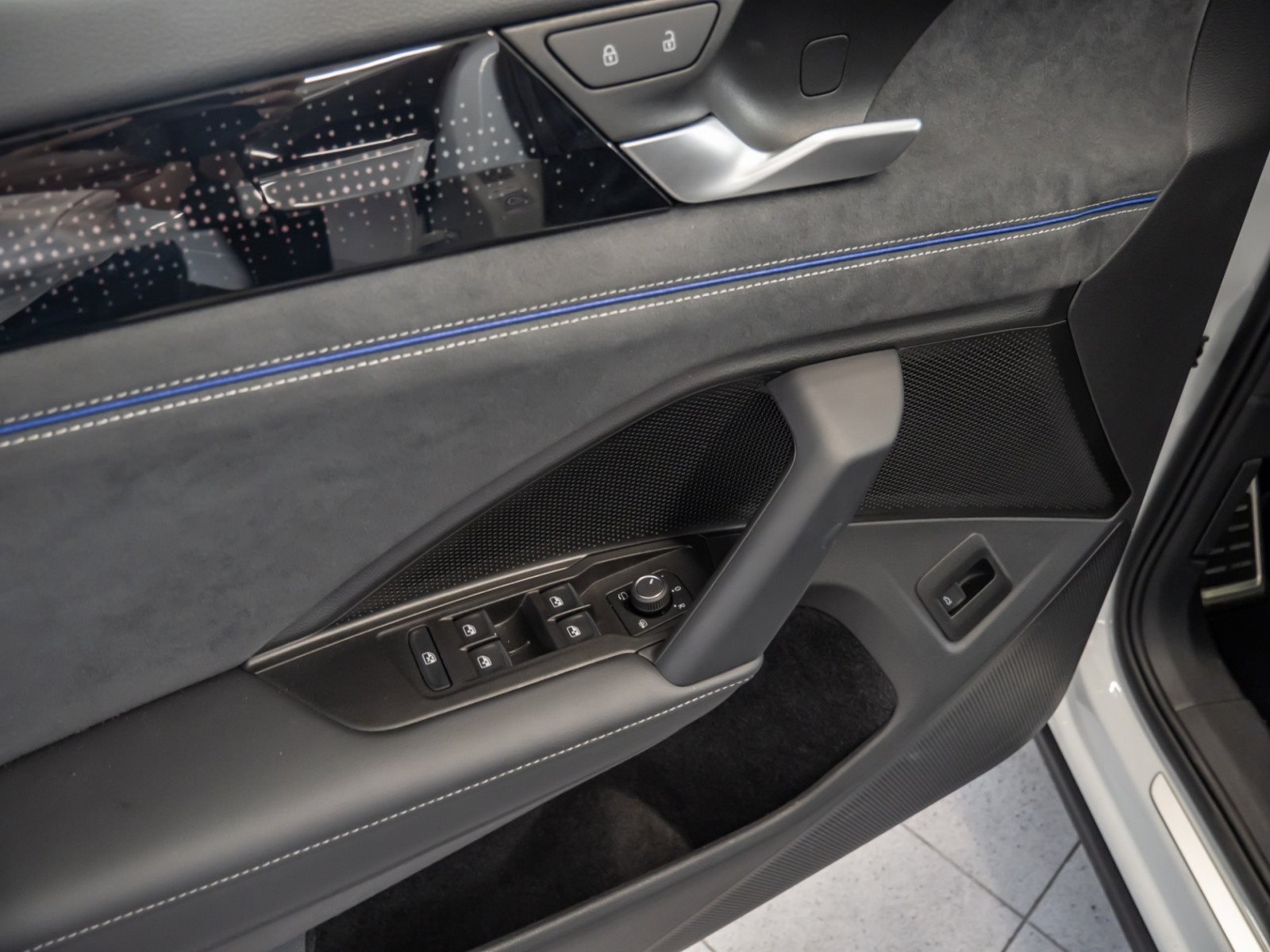 Tayron R-LINE TDI 4MOTION DSG+ALU 20+DCC PRO+HUD+PANO+LED-MATRIX+360°KAMERA