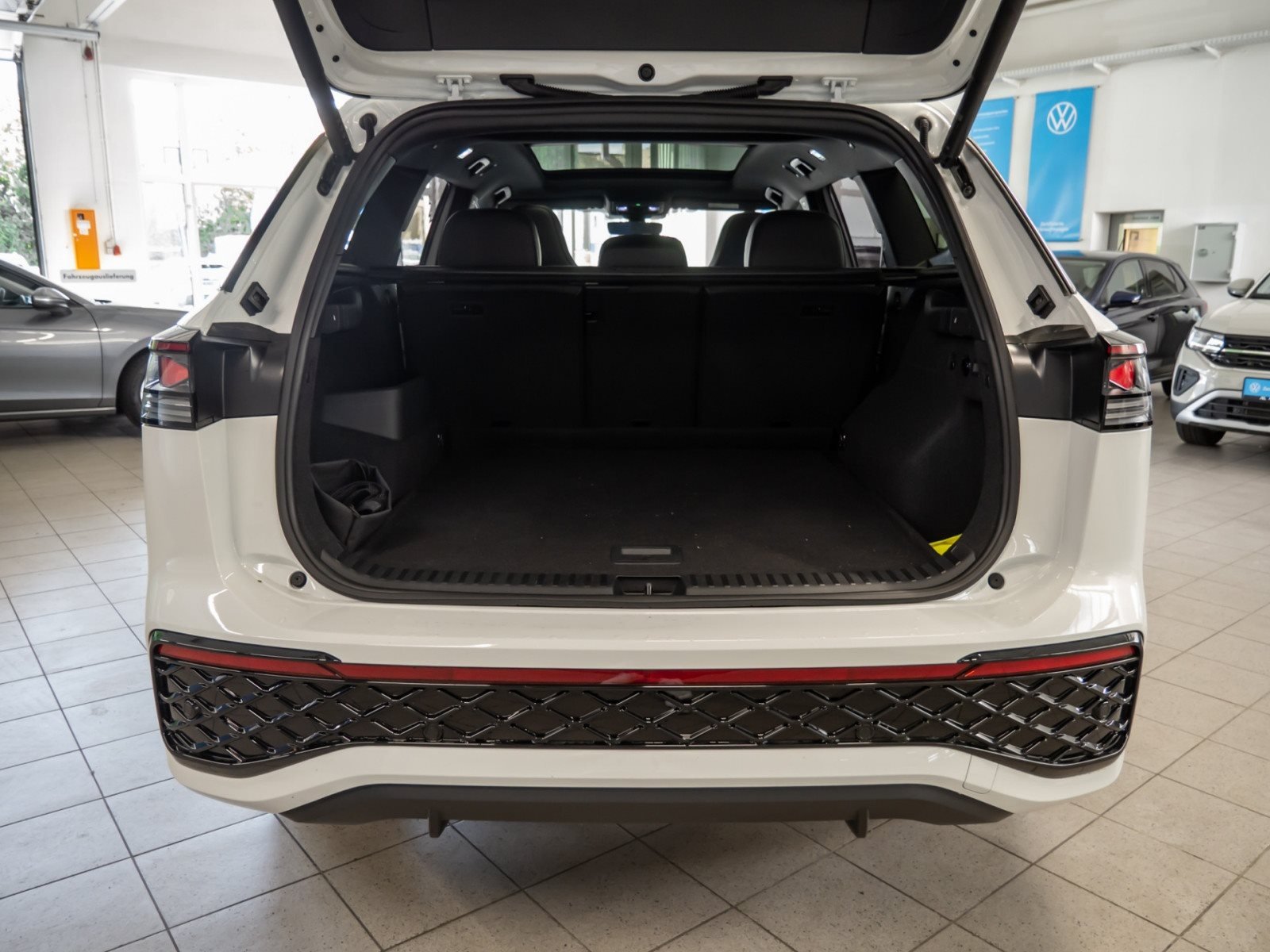 Tayron R-LINE TDI 4MOTION DSG+ALU 20+DCC PRO+HUD+PANO+LED-MATRIX+360°KAMERA