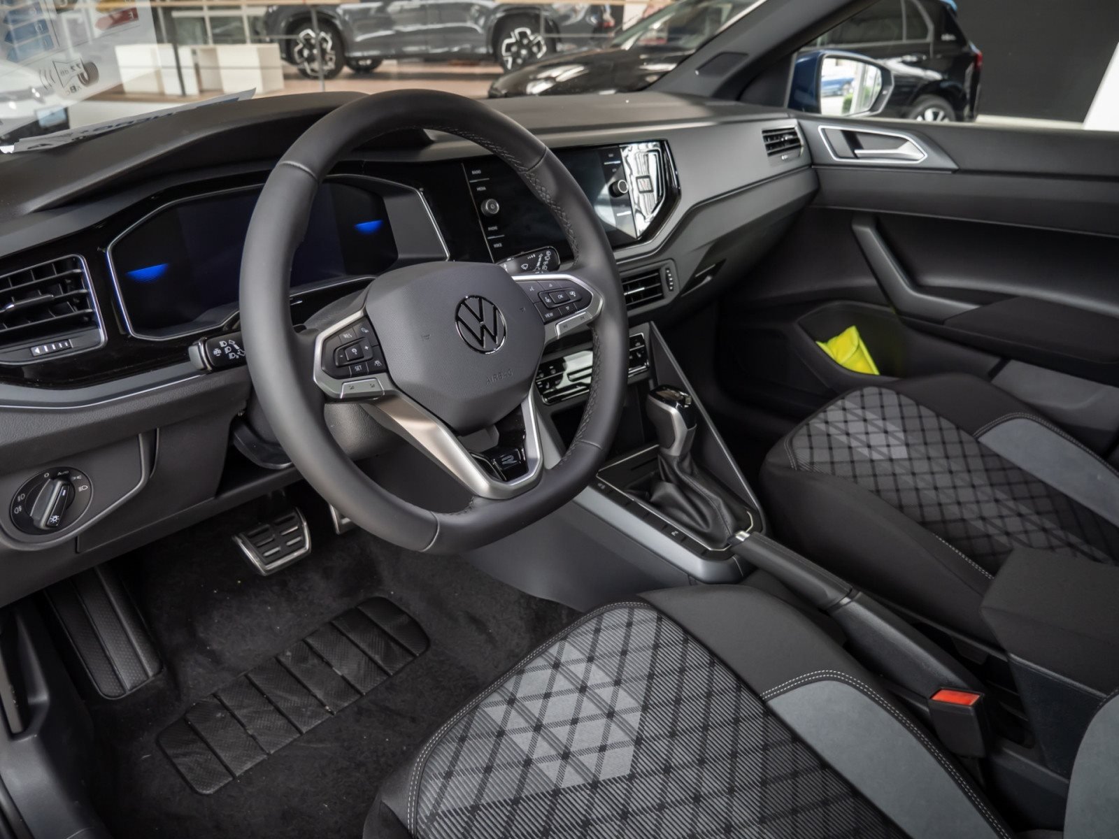 Polo R-LINE TSI DSG+ALU 17+ACC+LED-MATRIX+TRAVEL ASSIST+EINPARKHILFE+KLIMA