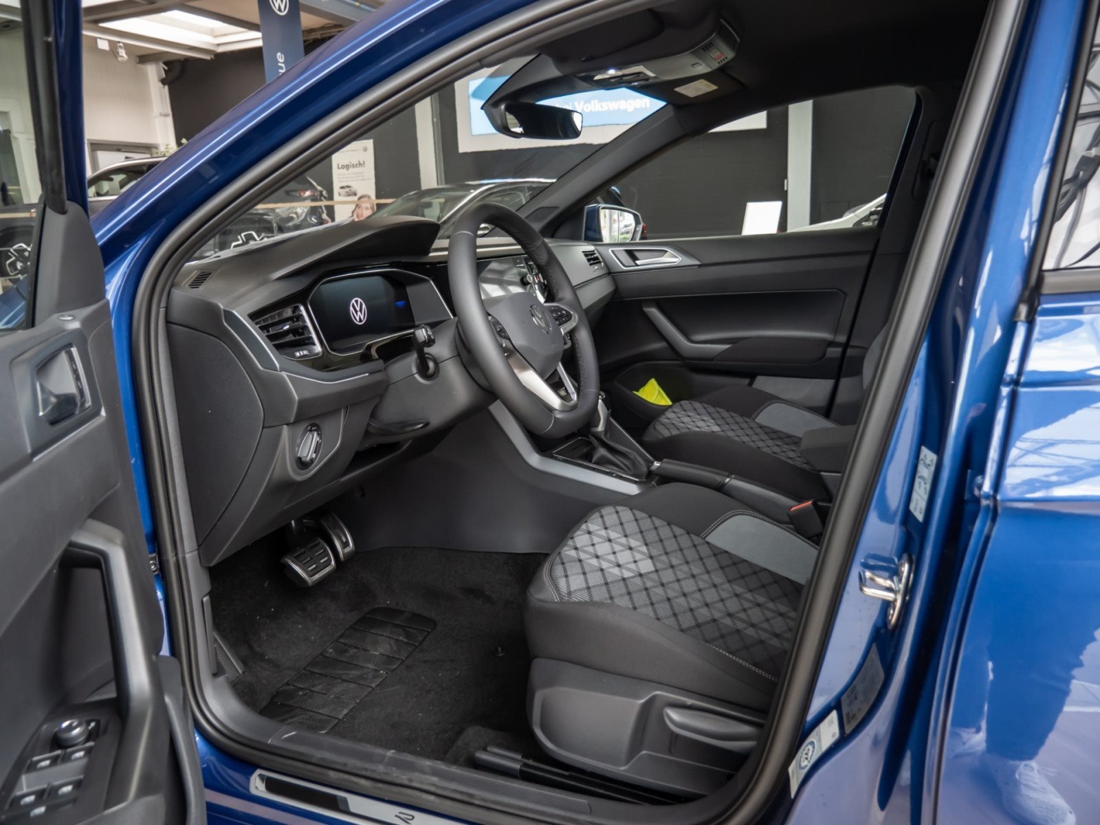 Polo R-LINE TSI DSG+ALU 17+ACC+LED-MATRIX+TRAVEL ASSIST+EINPARKHILFE+KLIMA