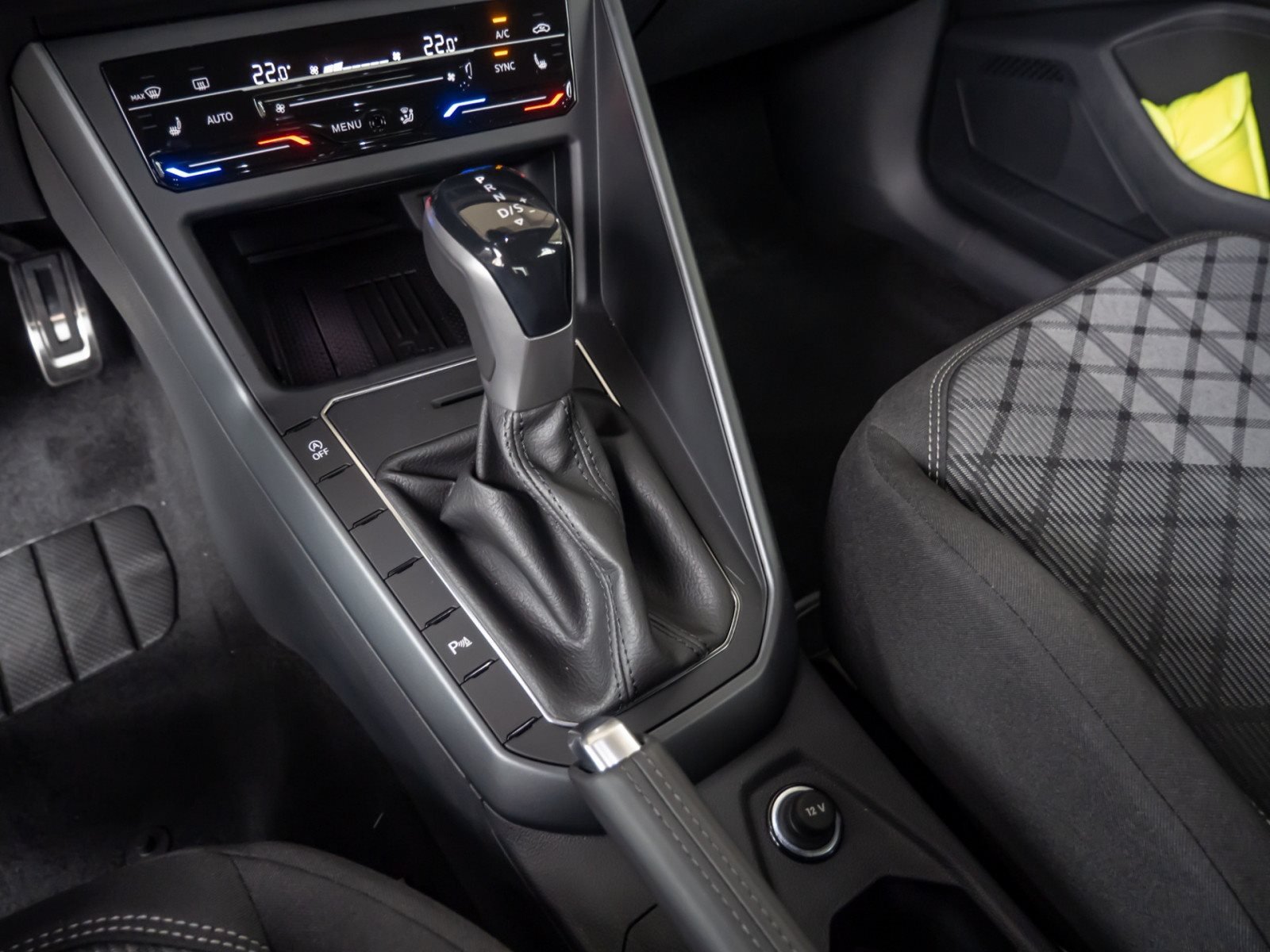 Polo R-LINE TSI DSG+ALU 17+ACC+LED-MATRIX+TRAVEL ASSIST+EINPARKHILFE+KLIMA