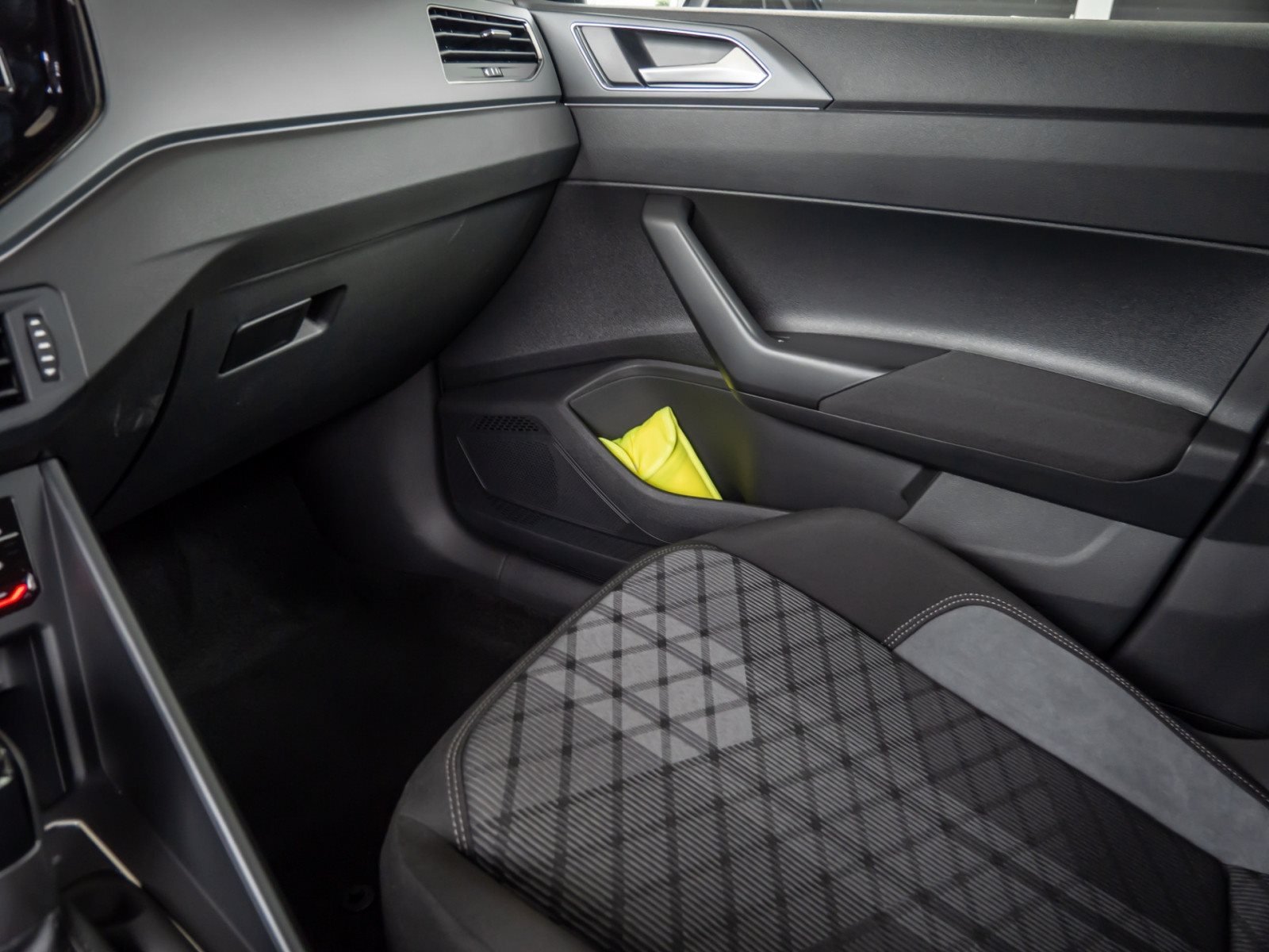 Polo R-LINE TSI DSG+ALU 17+ACC+LED-MATRIX+TRAVEL ASSIST+EINPARKHILFE+KLIMA