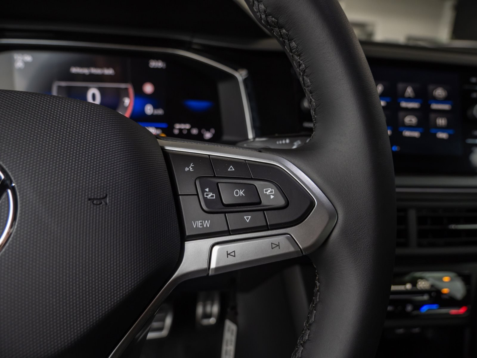 Polo R-LINE TSI DSG+ALU 17+ACC+LED-MATRIX+TRAVEL ASSIST+EINPARKHILFE+KLIMA