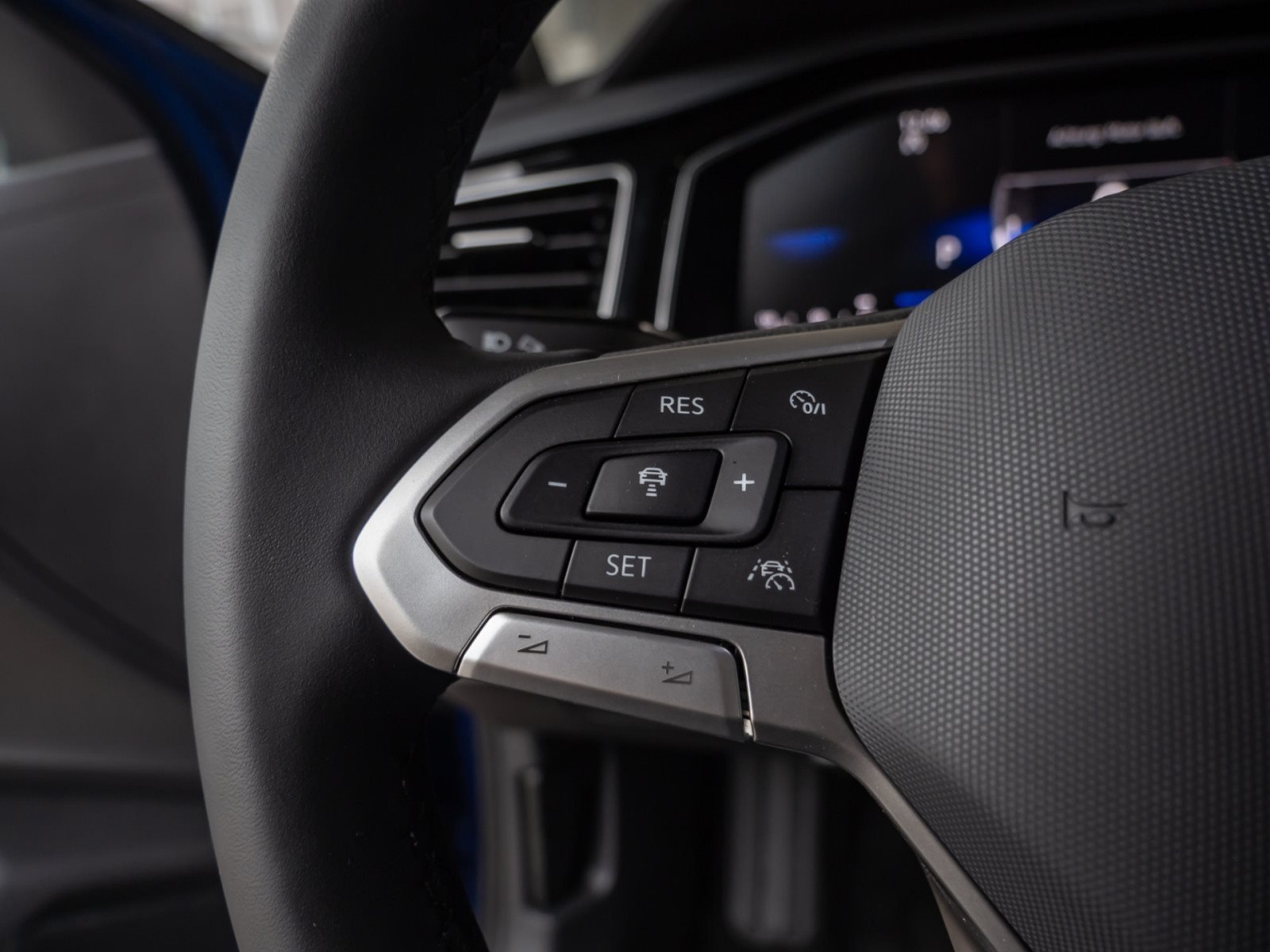 Polo R-LINE TSI DSG+ALU 17+ACC+LED-MATRIX+TRAVEL ASSIST+EINPARKHILFE+KLIMA