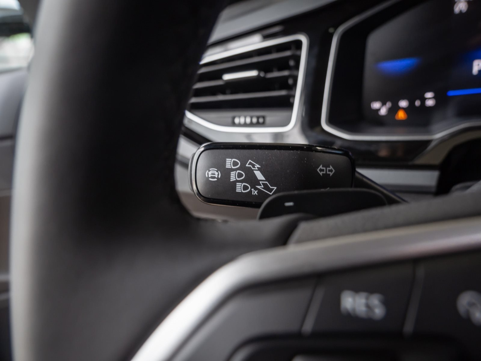 Polo R-LINE TSI DSG+ALU 17+ACC+LED-MATRIX+TRAVEL ASSIST+EINPARKHILFE+KLIMA