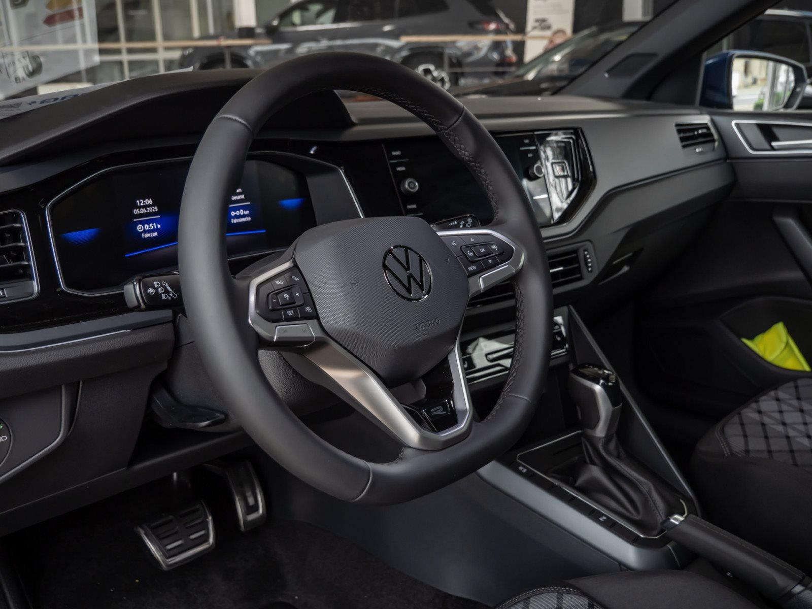 Polo R-LINE TSI DSG+ALU 17+ACC+LED-MATRIX+TRAVEL ASSIST+EINPARKHILFE+KLIMA