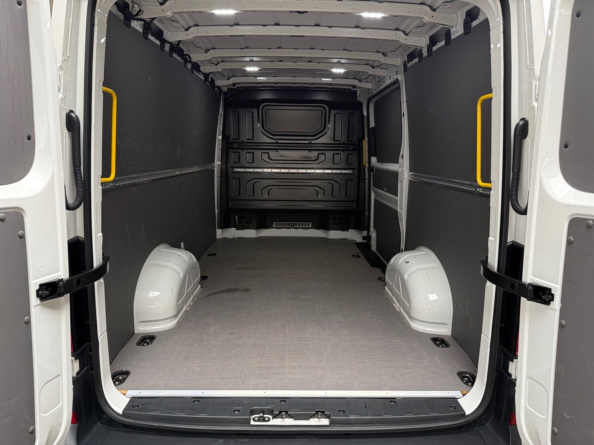 Crafter 35 Kasten MR 2.0 TDI Klima AHK AHK PDC