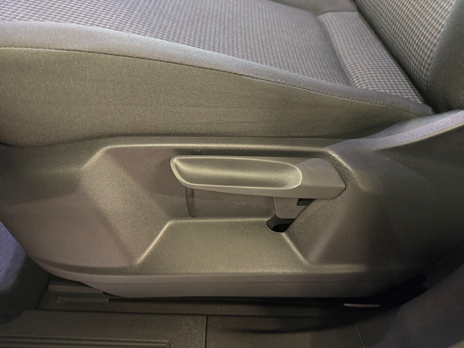 Caddy Cargo 2.0 TDI AHK ACC RFK PDC v+h 2xKlima