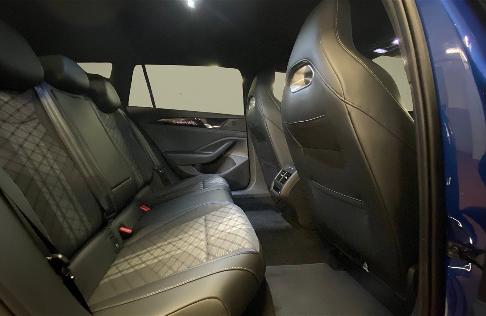 Passat R-Line 1.5 eHybrid ACC AHK AUT KeyLess