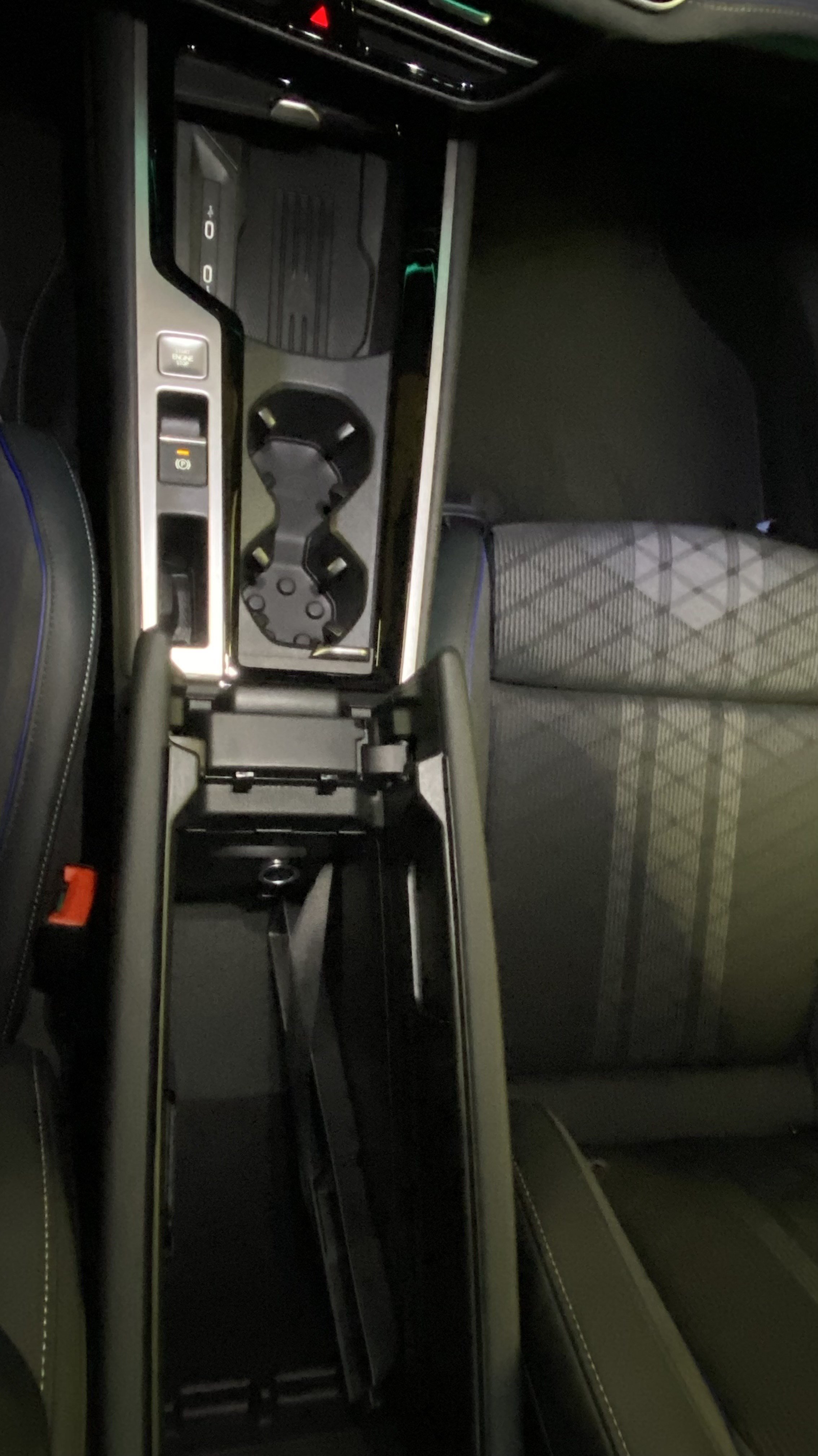 Passat R-Line 1.5 eHybrid ACC AHK AUT KeyLess