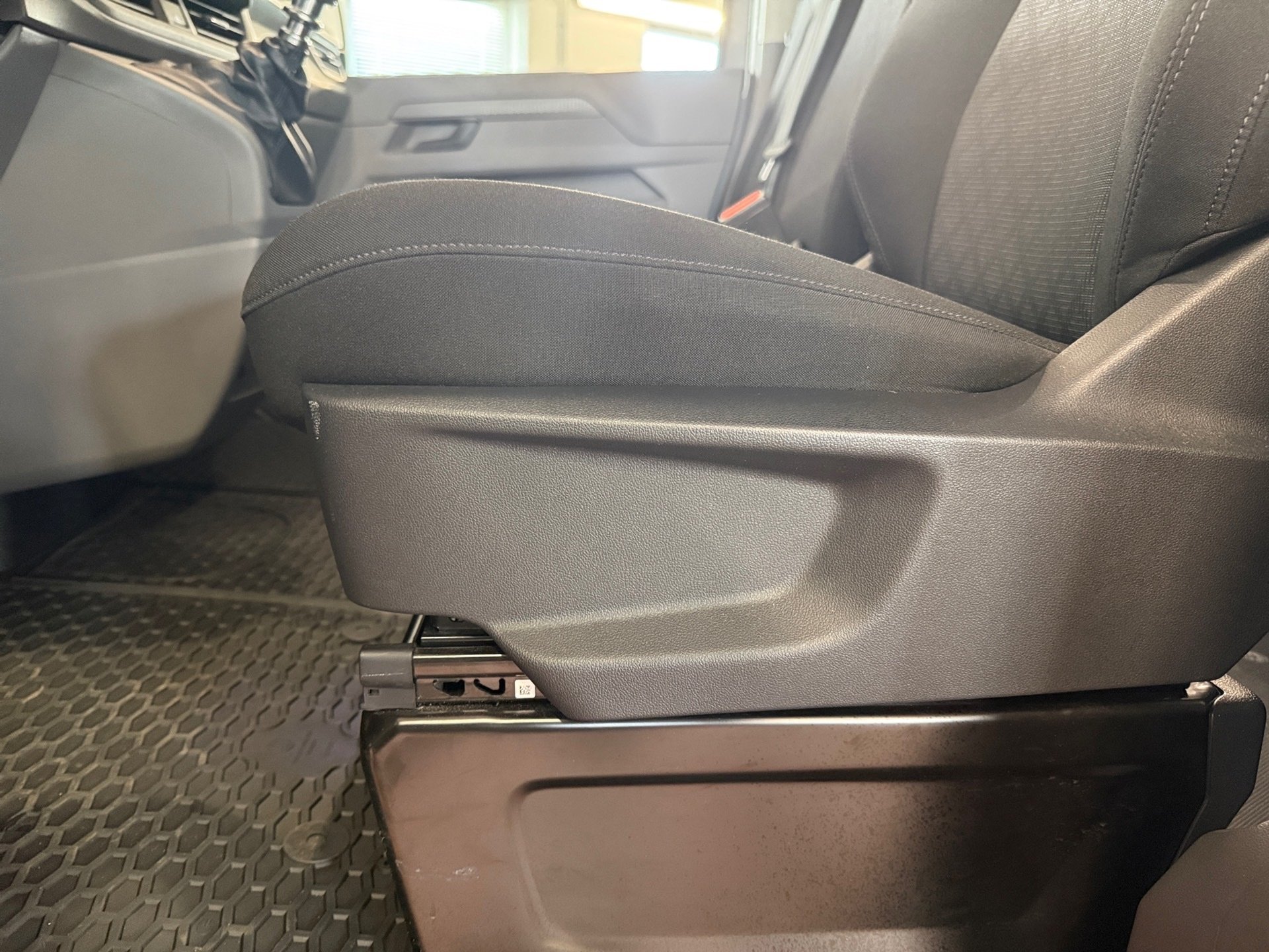 T7 Transporter Kombi KR 2.0 TDI 9-Sitzer AHK LED Navi RFK