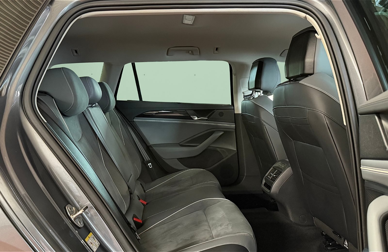 Passat Variant 2.0 TDI Business DSG LED Navi ACC RFK Massage AreaView