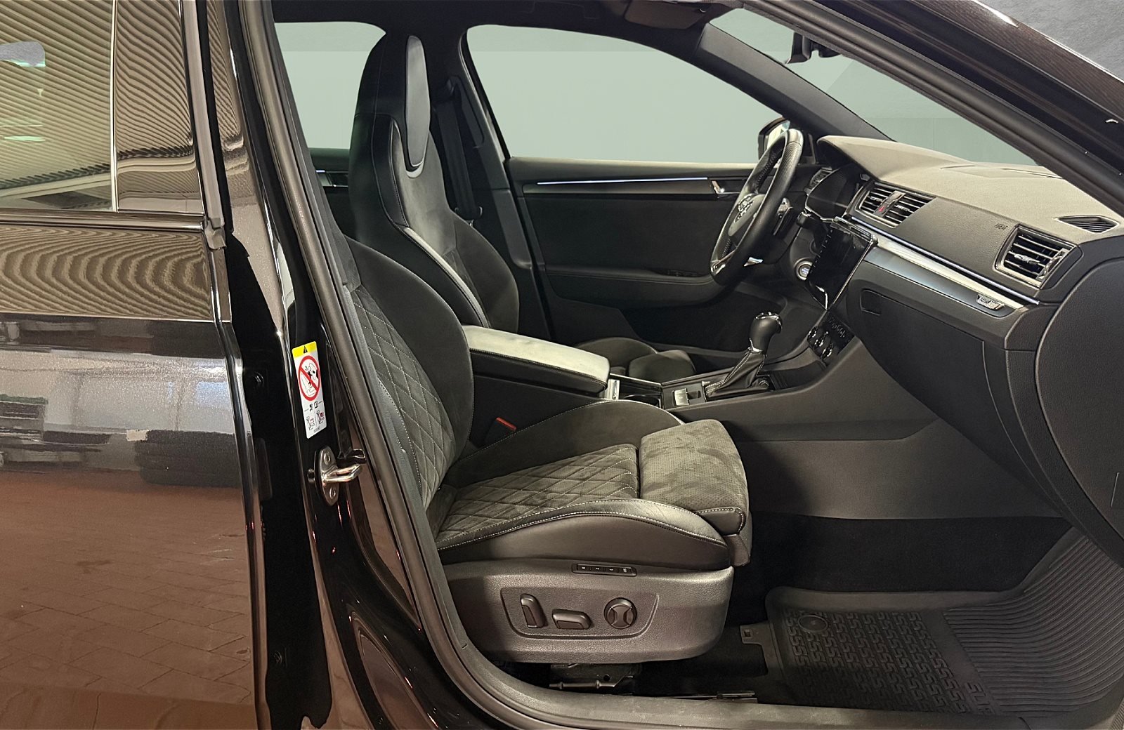 Superb Combi 2.0 TDI Sportline 4x4 DSG LED Navi ACC RFK