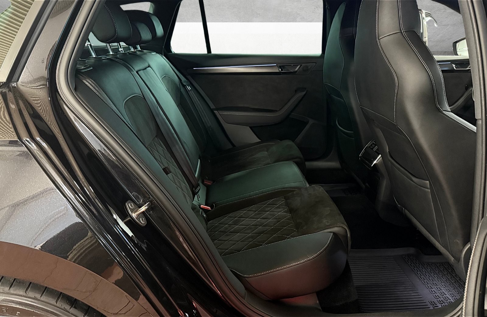 Superb Combi 2.0 TDI Sportline 4x4 DSG LED Navi ACC RFK