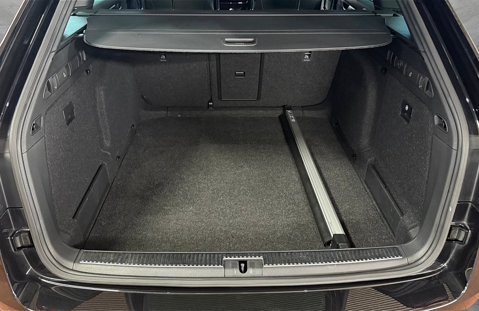 Superb Combi 2.0 TDI Sportline 4x4 DSG LED Navi ACC RFK