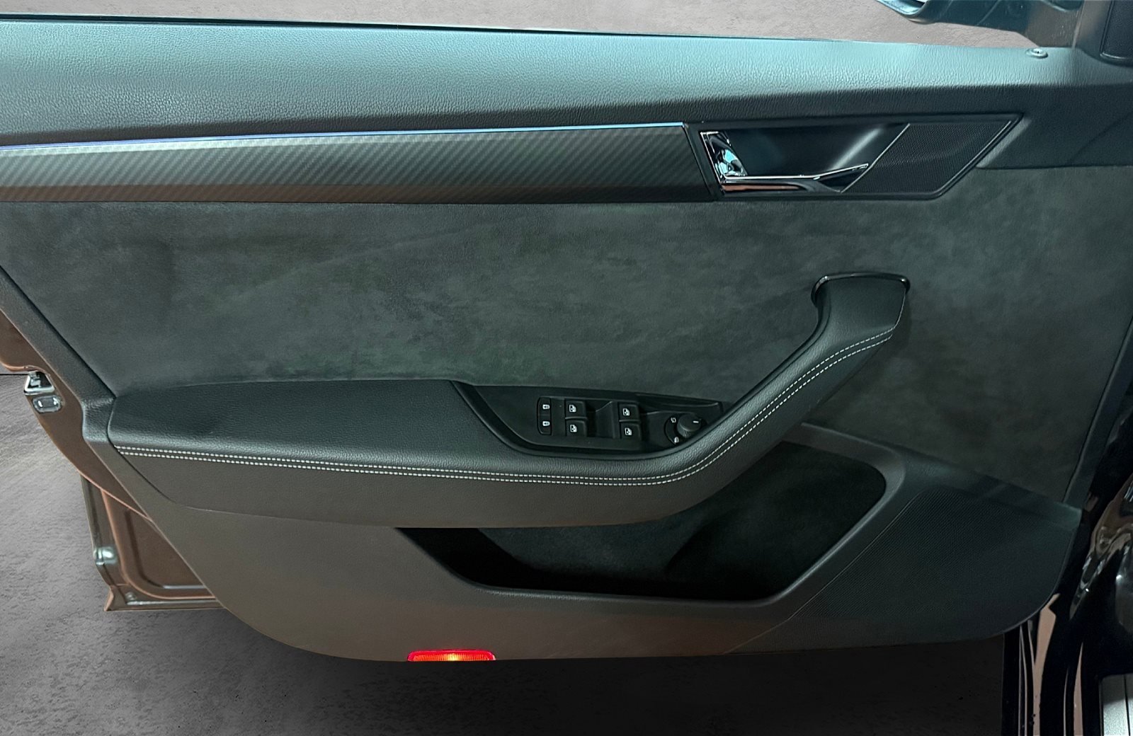 Superb Combi 2.0 TDI Sportline 4x4 DSG LED Navi ACC RFK