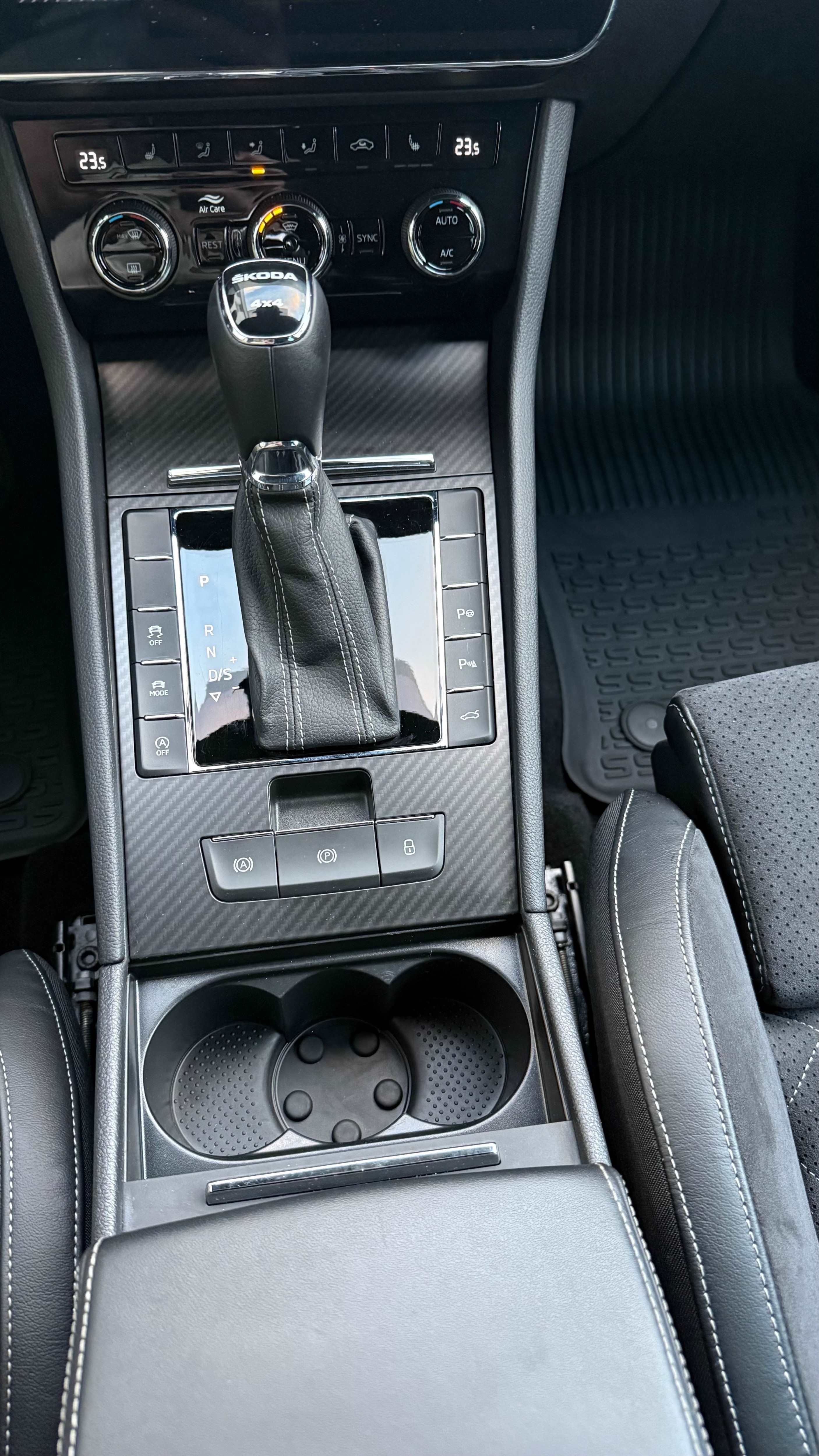 Superb Combi 2.0 TDI Sportline 4x4 DSG LED Navi ACC RFK