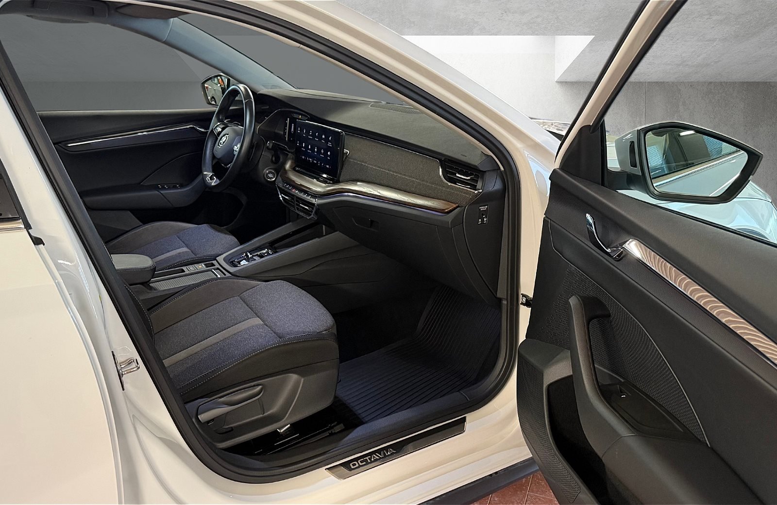 Octavia Combi 2.0 TDI Scout 4x4 DSG LED Navi ACC Standhzg.