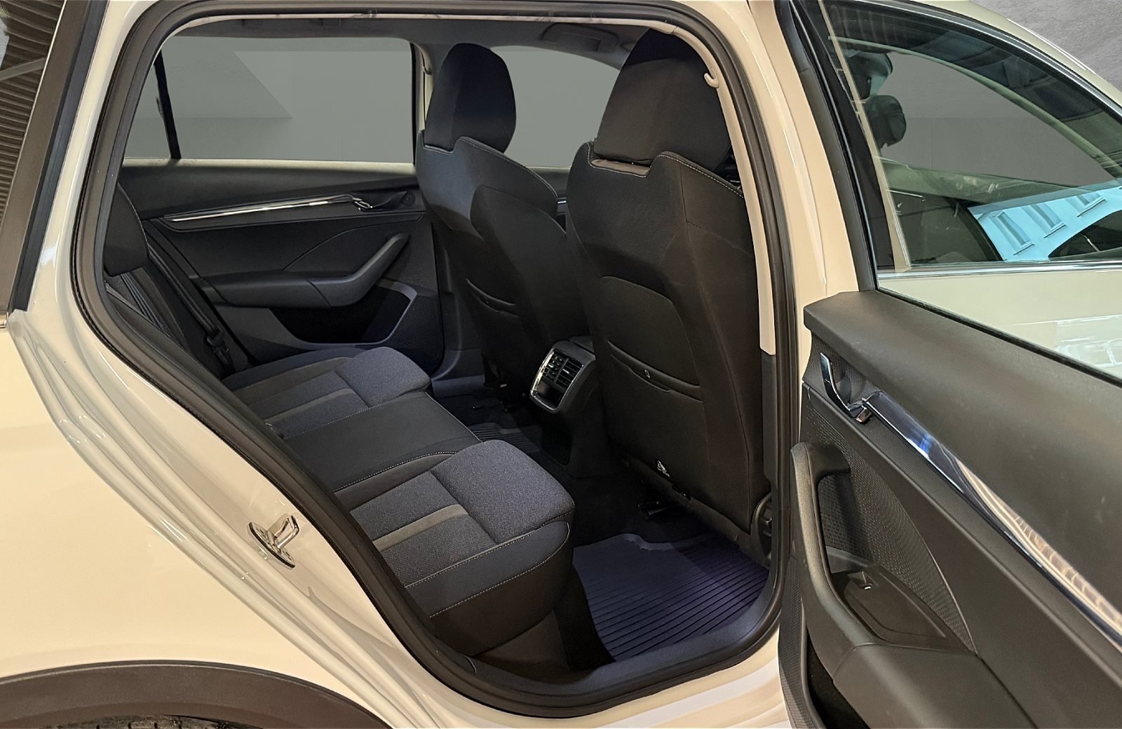 Octavia Combi 2.0 TDI Scout 4x4 DSG LED Navi ACC Standhzg.