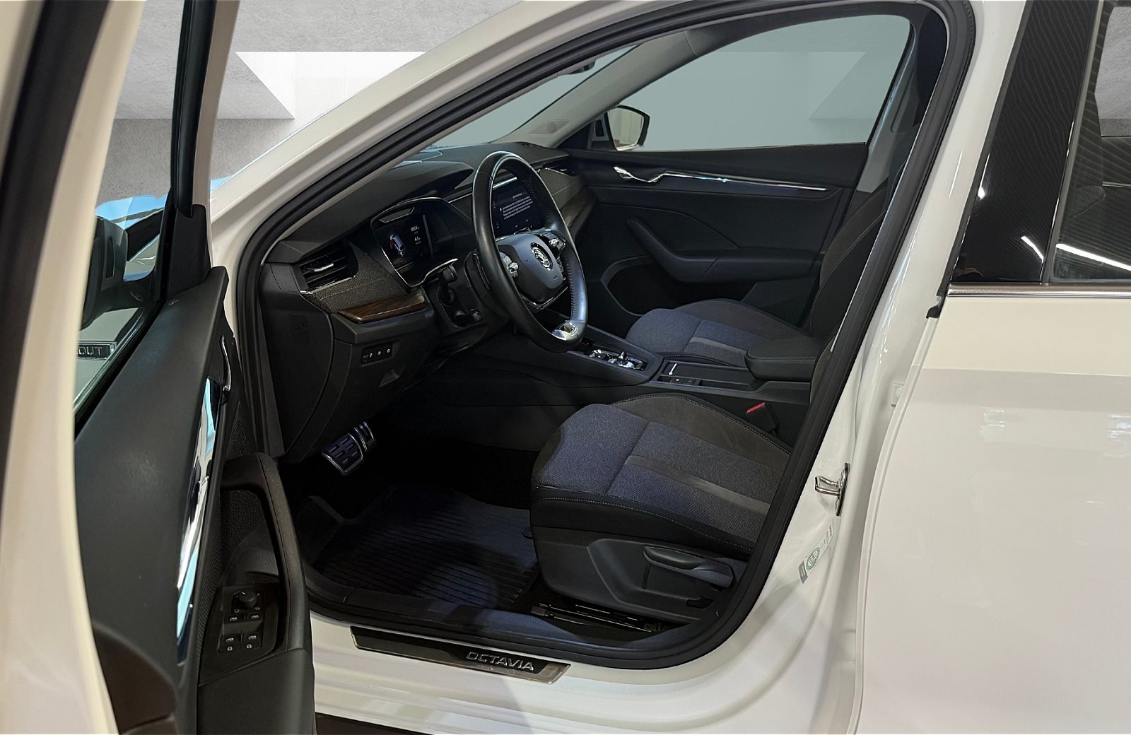 Octavia Combi 2.0 TDI Scout 4x4 DSG LED Navi ACC Standhzg.