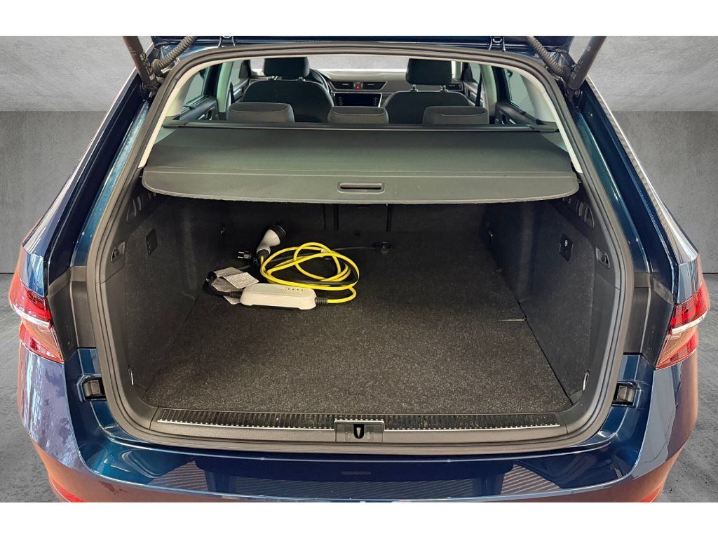 Superb Combi 1.4 TSI iV Style DSG LED Navi ACC RFK