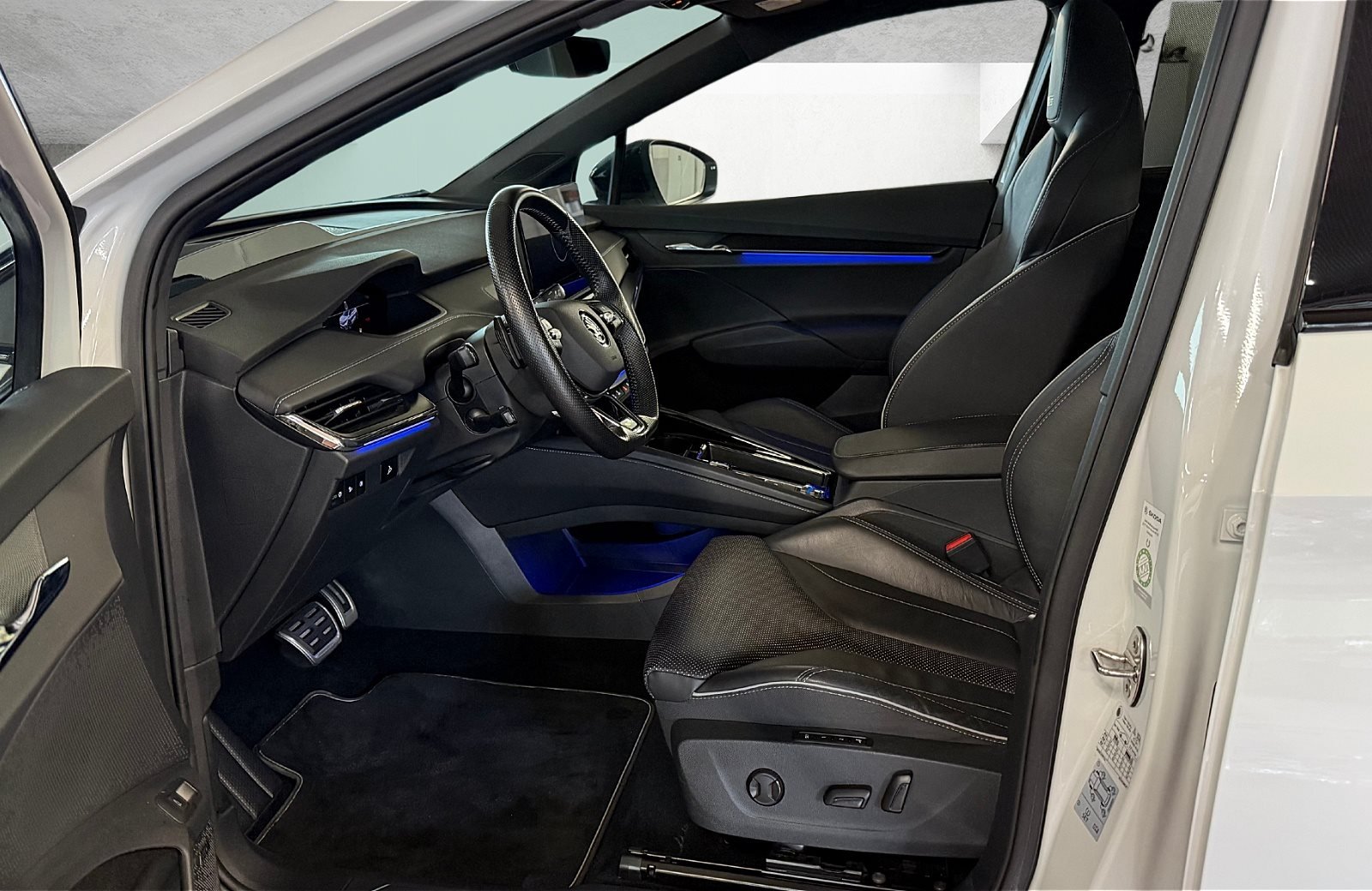 Enyaq Coupé RS Suite LED Navi ACC HuD AHK Wärmepumpe