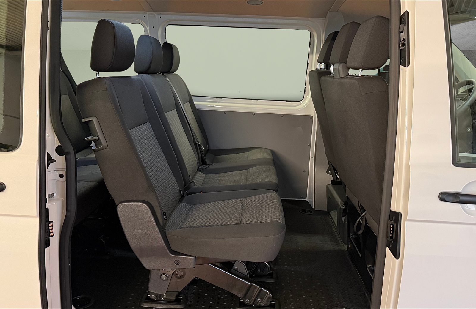 Transporter Kombi 2.0 TDI 9Sitzer Klima AHK AHK