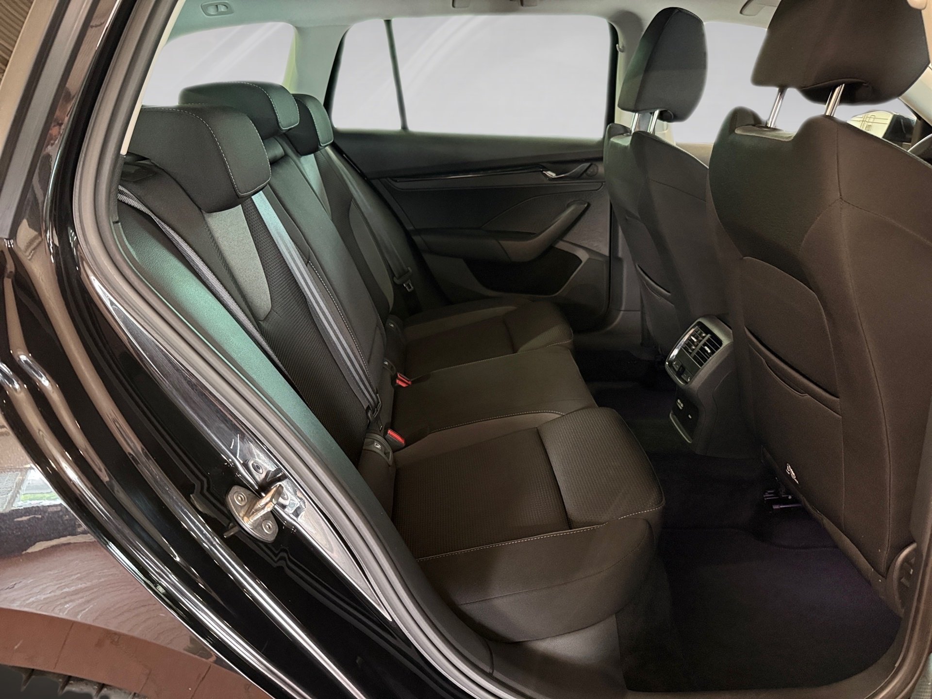 Octavia Combi 2.0 TDI Tour DSG LED Navi ACC AHK