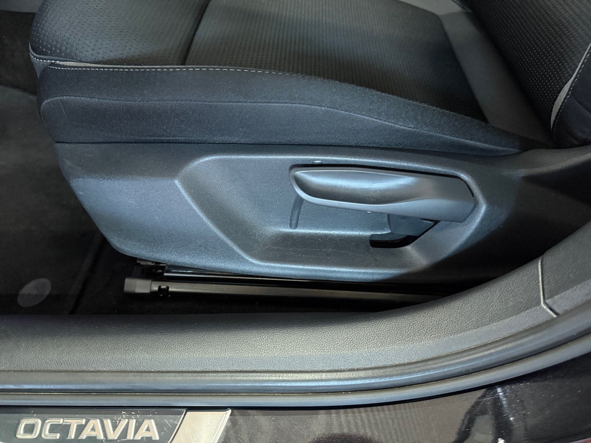 Octavia Combi 2.0 TDI Tour DSG LED Navi ACC AHK