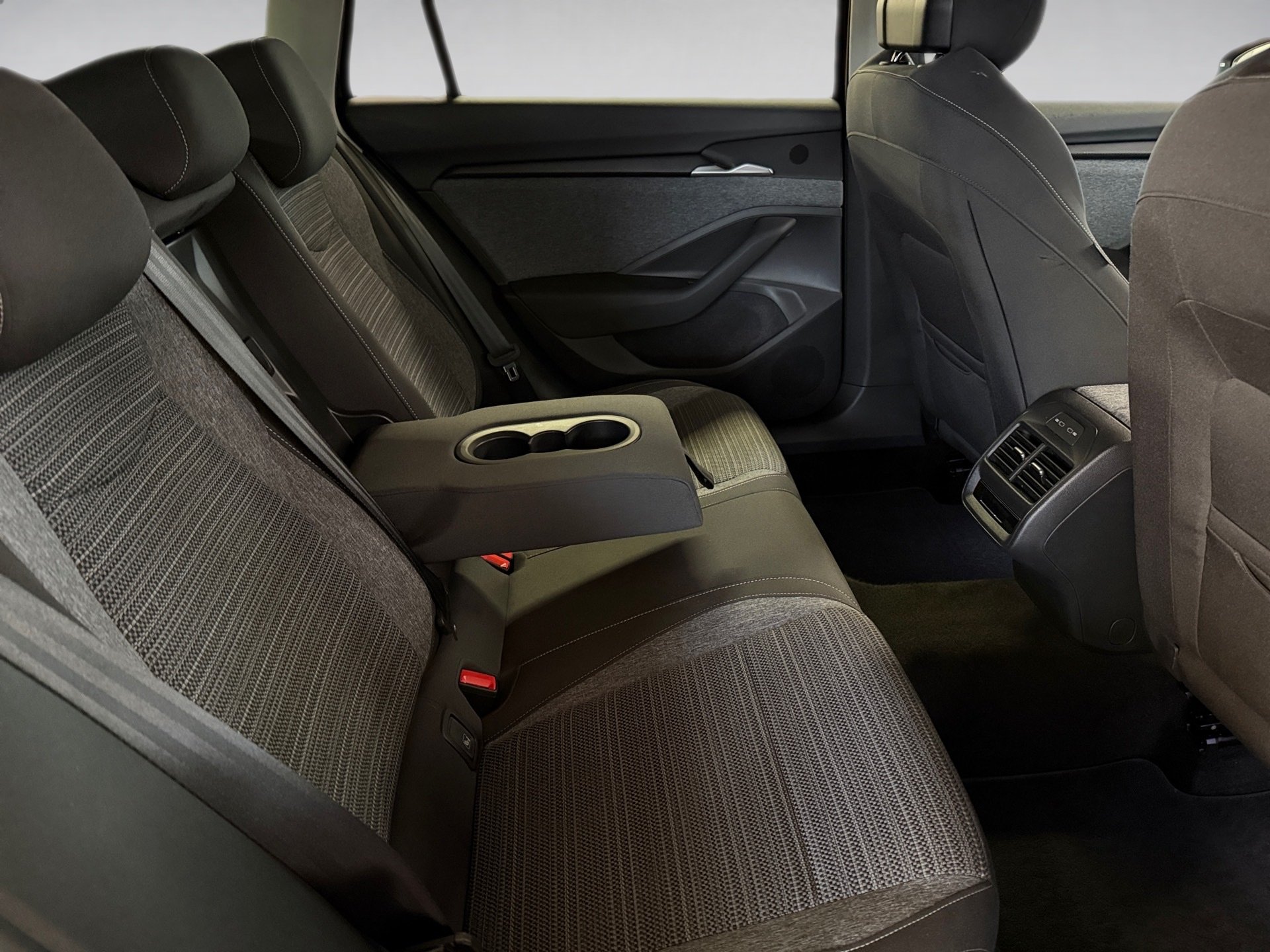 Superb Combi 2.0 TDI Selection DSG Matrix AHK Navi HuD ACC Keyless