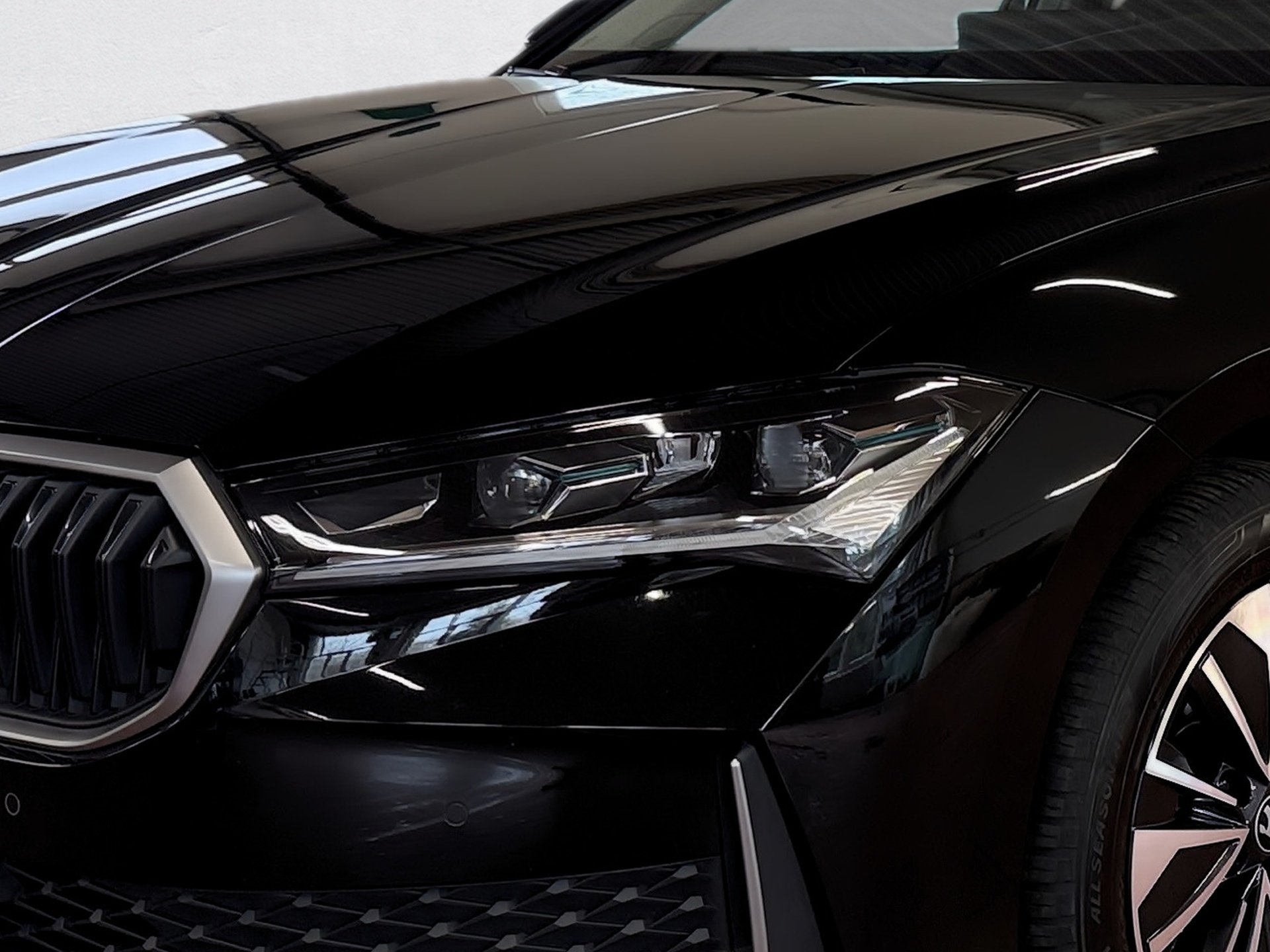 Superb Combi 2.0 TDI Selection DSG Matrix AHK Navi HuD ACC Keyless