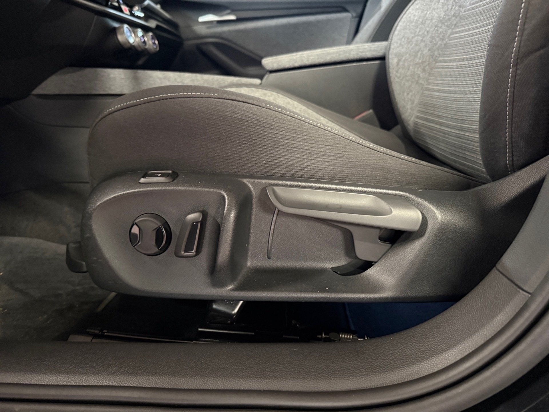 Superb Combi 2.0 TDI Selection DSG Matrix AHK Navi HuD ACC Keyless