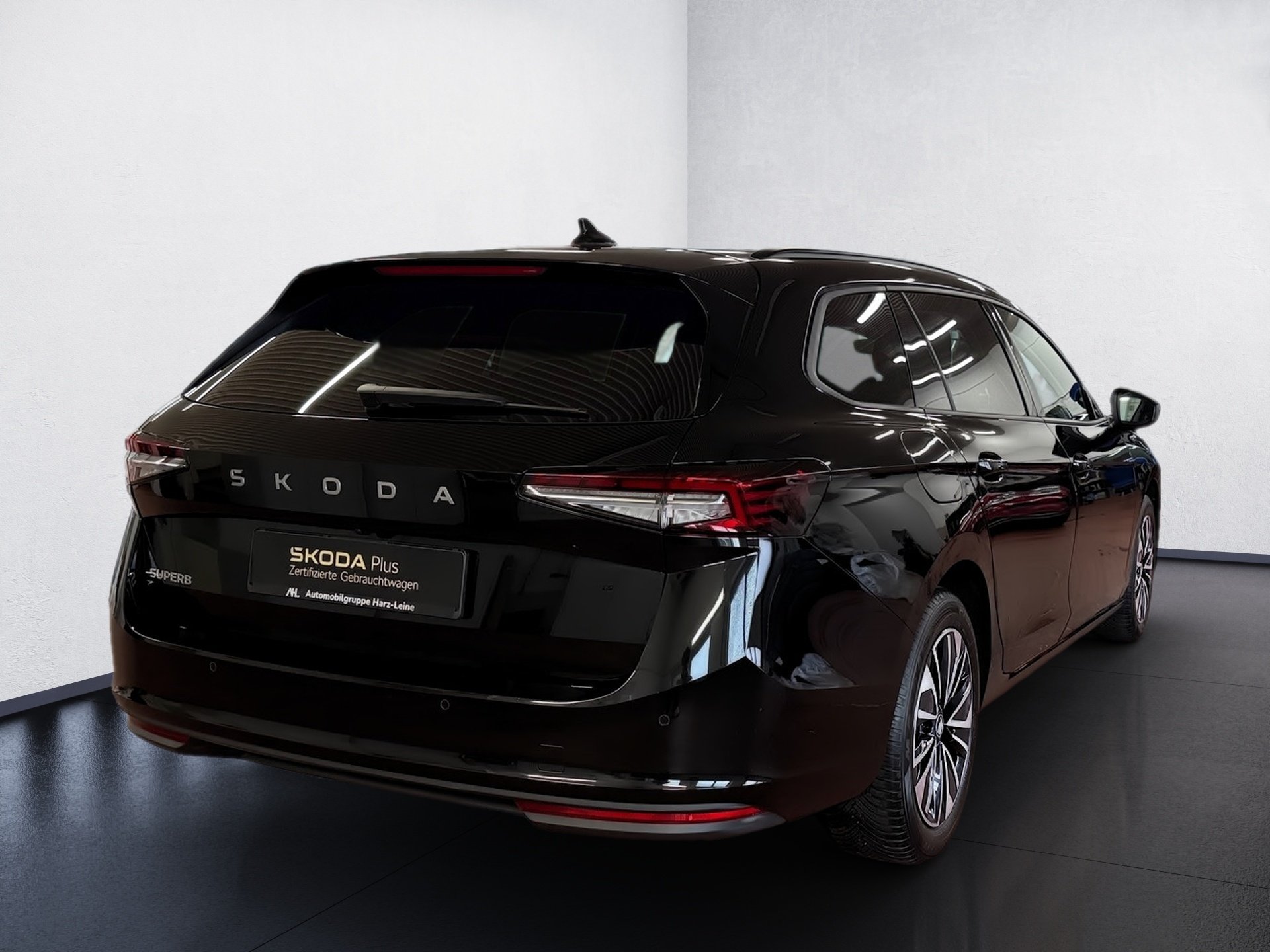 Superb Combi 2.0 TDI Selection DSG Matrix AHK Navi HuD ACC Keyless